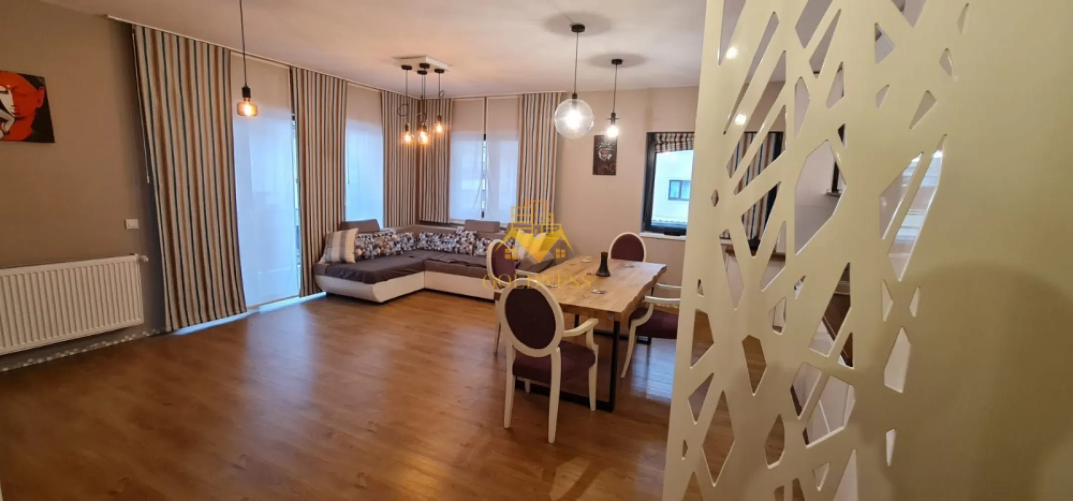 3 camere Openspace,Buna ziua,Parcare,Turzii,Lidl,Lux,18Gym,Petfriendly - GOLDNESS Imobiliare vă propune spre închiriere un apartament cu 3 camere complet mobilat și utilat, la etajul 1 într-un imobil de 2 etaje, în Cartierul Buna ziua!
Parcare subterana inclusa!
Se află în apropierea stațiilor de transport în comun, magazine, restaurante, spații verzi, farmacii, etc. 

Apartamentul este compartimentat astfel:
 - dormitor cu pat matrimonial, dressing, noptiere 
 - dormitor cu pat matrimonial, dressing
 - living cu bucatarie open space complet utilată și mobilată, canapea extensibilă, loc de servit masa 
 - baie cu cada, calorifer port prosop și dulap pentru depozitare.
 - terasa 13 mp.

Imobilul este dotat cu toate cele necesare- centrală proprie, frigider, aragaz, hotă, mașină de spălat haine, etc. 

Dacă sunteți interesați de acest apartament și doriți să îl vizionați, dar și pentru alte oferte nu ezitați să ne contactați telefonic sau prin e-mail. Vă stăm la dispoziție!
Pentru intermediere se percepe un comision de 50% din prețul chiriei!