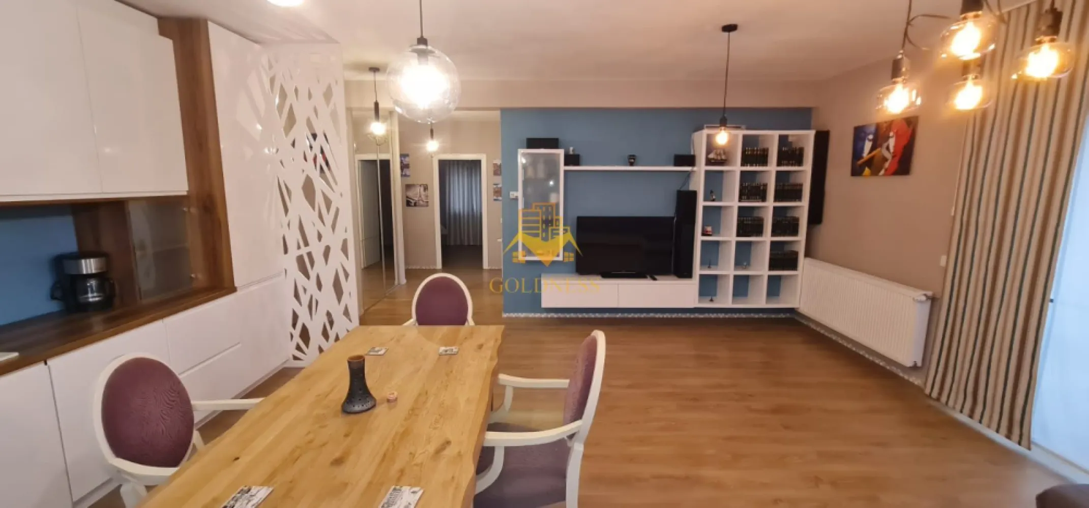 3 camere Openspace,Buna ziua,Parcare,Turzii,Lidl,Lux,18Gym,Petfriendly - GOLDNESS Imobiliare vă propune spre închiriere un apartament cu 3 camere complet mobilat și utilat, la etajul 1 într-un imobil de 2 etaje, în Cartierul Buna ziua!
Parcare subterana inclusa!
Se află în apropierea stațiilor de transport în comun, magazine, restaurante, spații verzi, farmacii, etc. 

Apartamentul este compartimentat astfel:
 - dormitor cu pat matrimonial, dressing, noptiere 
 - dormitor cu pat matrimonial, dressing
 - living cu bucatarie open space complet utilată și mobilată, canapea extensibilă, loc de servit masa 
 - baie cu cada, calorifer port prosop și dulap pentru depozitare.
 - terasa 13 mp.

Imobilul este dotat cu toate cele necesare- centrală proprie, frigider, aragaz, hotă, mașină de spălat haine, etc. 

Dacă sunteți interesați de acest apartament și doriți să îl vizionați, dar și pentru alte oferte nu ezitați să ne contactați telefonic sau prin e-mail. Vă stăm la dispoziție!
Pentru intermediere se percepe un comision de 50% din prețul chiriei!