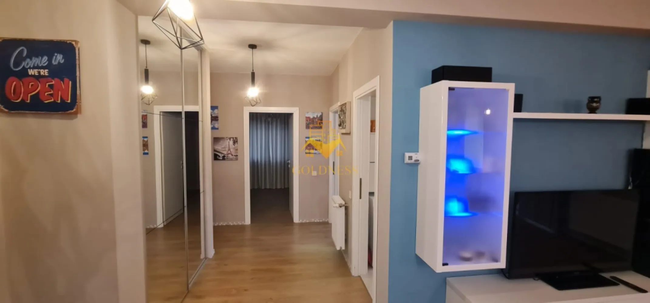3 camere Openspace,Buna ziua,Parcare,Turzii,Lidl,Lux,18Gym,Petfriendly - GOLDNESS Imobiliare vă propune spre închiriere un apartament cu 3 camere complet mobilat și utilat, la etajul 1 într-un imobil de 2 etaje, în Cartierul Buna ziua!
Parcare subterana inclusa!
Se află în apropierea stațiilor de transport în comun, magazine, restaurante, spații verzi, farmacii, etc. 

Apartamentul este compartimentat astfel:
 - dormitor cu pat matrimonial, dressing, noptiere 
 - dormitor cu pat matrimonial, dressing
 - living cu bucatarie open space complet utilată și mobilată, canapea extensibilă, loc de servit masa 
 - baie cu cada, calorifer port prosop și dulap pentru depozitare.
 - terasa 13 mp.

Imobilul este dotat cu toate cele necesare- centrală proprie, frigider, aragaz, hotă, mașină de spălat haine, etc. 

Dacă sunteți interesați de acest apartament și doriți să îl vizionați, dar și pentru alte oferte nu ezitați să ne contactați telefonic sau prin e-mail. Vă stăm la dispoziție!
Pentru intermediere se percepe un comision de 50% din prețul chiriei!