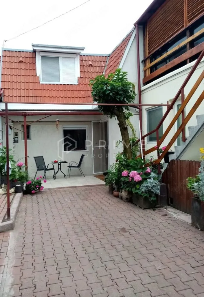 Casă Rezidențială și Spațiu Profesional - Cauți o proprietate care să îmbine perfect viața de familie cu activitatea profesională? Vă propunem o casă versatilă, situată într-o zonă ultracentrală, gata de utilizare imediată, complet mobilată și utilată.

Detalii cheie:
Suprafață: 145 mp construiți | Teren 105 mp.
Structură: P+M + Demisol.
Parcare: 4 locuri dedicate (2 în fața casei, 2 în curtea interioară).
An construcție: 2005 (Centrală termică proprie).
Compartimentare eficientă pentru business și confort:
Zona Comercială (Parter + Demisol):
Parter: Cabinet stomatologic cu dublă intrare (stradală și din curte).
Demisol: Laborator dentar complet echipat.
Relaxare: Terasă acoperită spectaculoasă de 40 mp, situată deasupra cabinetului.

Zona Rezidențială:
Parter: Sufragerie primitoare, bucătărie complet utilată, hol și baie.
Mansardă: 2 dormitoare spațioase, hol, baie modernă și saună proprie.
De ce să alegi această proprietate?
Este soluția ideală pentru profesioniștii care doresc să elimine timpul pierdut în trafic, având cabinetul chiar „acasă”, într-o zonă cu acces facil către toate punctele de interes ale orașului. Imobilul se vinde complet mobilat și utilat, fiind pregătit pentru preluarea activității și mutare imediată.

La Prime Properties, nu vindem doar proprietăți, ci scriem capitole noi în viața clienților noștri. Vă oferim siguranță, transparență și servicii impecabile pe tot parcursul drumului către investiția ideală. Dacă această proprietate nu corespunde nevoilor dumneavoastră, lăsați-ne să găsim alternativa potrivită stilului dumneavoastră de viață.

📞 Contactați-ne astăzi pentru o vizionare: [Introdu numărul de telefon]
Casa care îți susține cariera și îți oferă confortul de acasă te așteaptă!