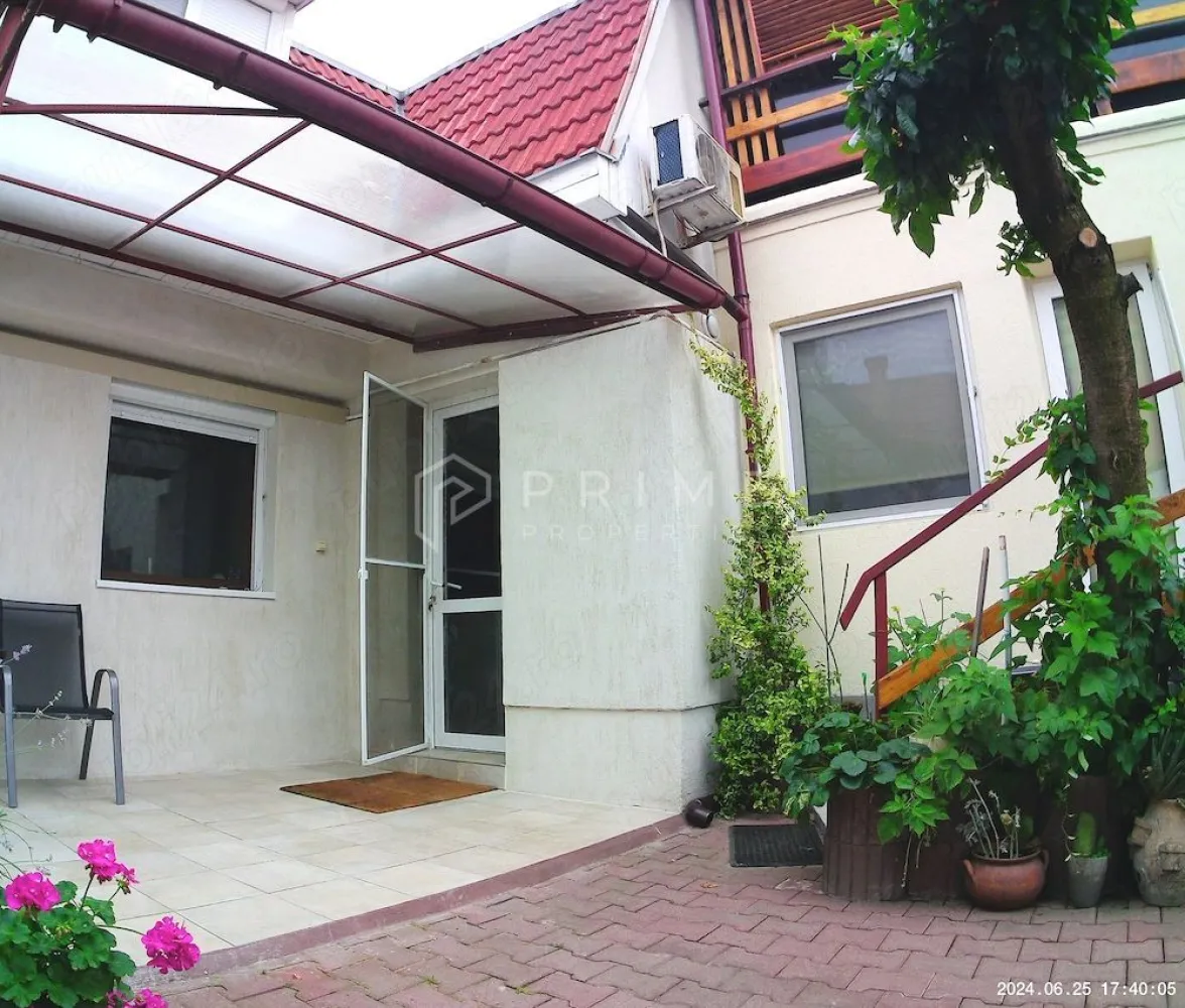 Casă Rezidențială și Spațiu Profesional - Cauți o proprietate care să îmbine perfect viața de familie cu activitatea profesională? Vă propunem o casă versatilă, situată într-o zonă ultracentrală, gata de utilizare imediată, complet mobilată și utilată.

Detalii cheie:
Suprafață: 145 mp construiți | Teren 105 mp.
Structură: P+M + Demisol.
Parcare: 4 locuri dedicate (2 în fața casei, 2 în curtea interioară).
An construcție: 2005 (Centrală termică proprie).
Compartimentare eficientă pentru business și confort:
Zona Comercială (Parter + Demisol):
Parter: Cabinet stomatologic cu dublă intrare (stradală și din curte).
Demisol: Laborator dentar complet echipat.
Relaxare: Terasă acoperită spectaculoasă de 40 mp, situată deasupra cabinetului.

Zona Rezidențială:
Parter: Sufragerie primitoare, bucătărie complet utilată, hol și baie.
Mansardă: 2 dormitoare spațioase, hol, baie modernă și saună proprie.
De ce să alegi această proprietate?
Este soluția ideală pentru profesioniștii care doresc să elimine timpul pierdut în trafic, având cabinetul chiar „acasă”, într-o zonă cu acces facil către toate punctele de interes ale orașului. Imobilul se vinde complet mobilat și utilat, fiind pregătit pentru preluarea activității și mutare imediată.

La Prime Properties, nu vindem doar proprietăți, ci scriem capitole noi în viața clienților noștri. Vă oferim siguranță, transparență și servicii impecabile pe tot parcursul drumului către investiția ideală. Dacă această proprietate nu corespunde nevoilor dumneavoastră, lăsați-ne să găsim alternativa potrivită stilului dumneavoastră de viață.

📞 Contactați-ne astăzi pentru o vizionare: [Introdu numărul de telefon]
Casa care îți susține cariera și îți oferă confortul de acasă te așteaptă!
