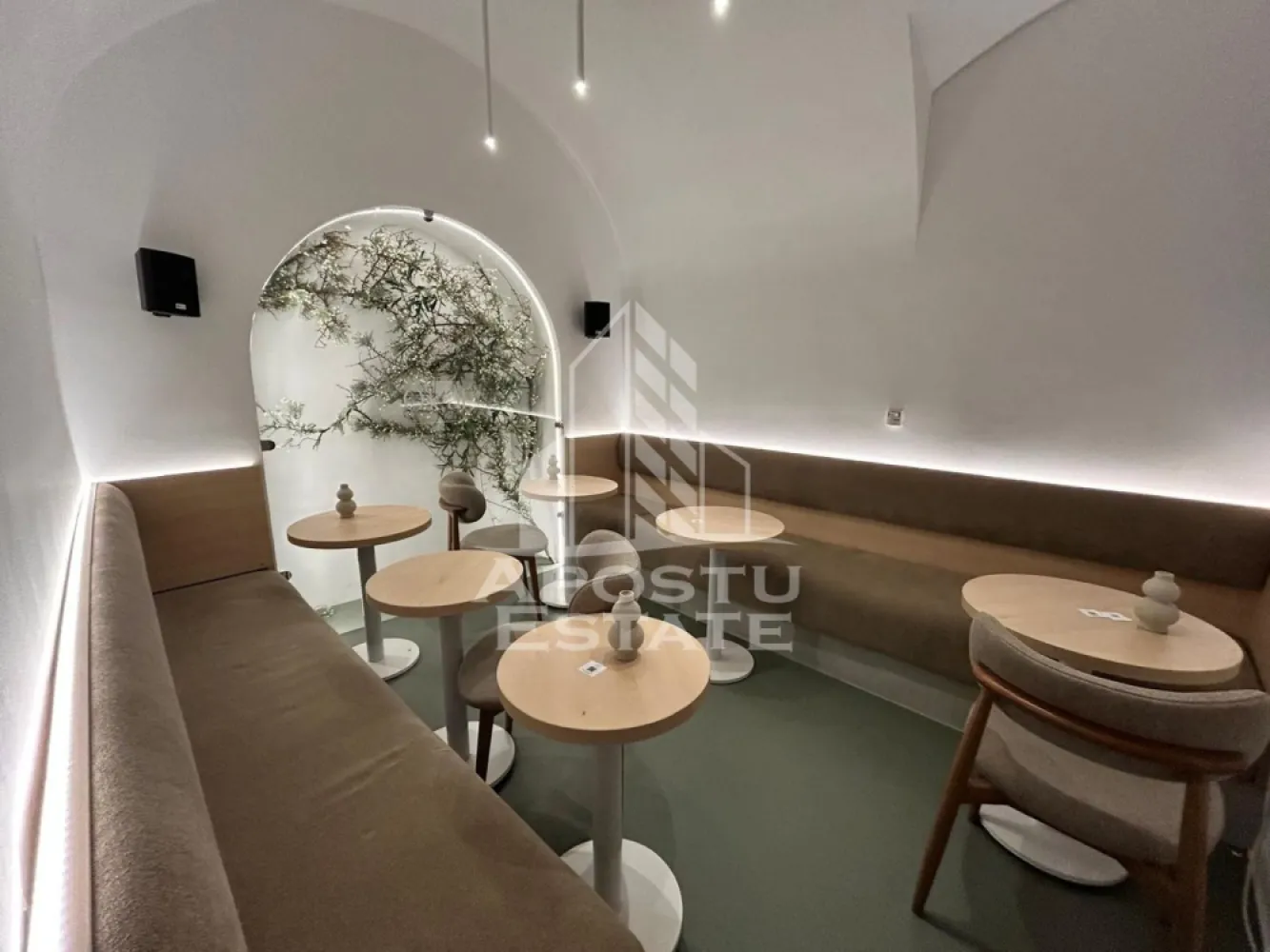 Spatiu comercial stradal, 50 mp + terasa, Ultracentral - Piata Unirii - Agentia imobiliara APOSTU ESTATE va propune spre inchiriere un spatiu comercial stradal, cu vad excelent, 50 metri patrati, Ultracentral, Piata Unirii Timisoara

Spatiul se desfasoara pe o suprafata de aproximativ 50 mp la parter si dispune de o incapere mare openspace pentru vanzare, lounge, camera depozitare si grup sanitar.
Spatiul are intrare direct din zona pietonala intens circulata si face parte dintr-o cladire situata in Piata Unirii, zona Ultracentrala, cea mai cea mai dinamica si circulata zona din Timisoara.

Pretul de inchiriere este de 1550 euro + TVA 
Va asteptam cu drag la o vizionare!
CP1905906