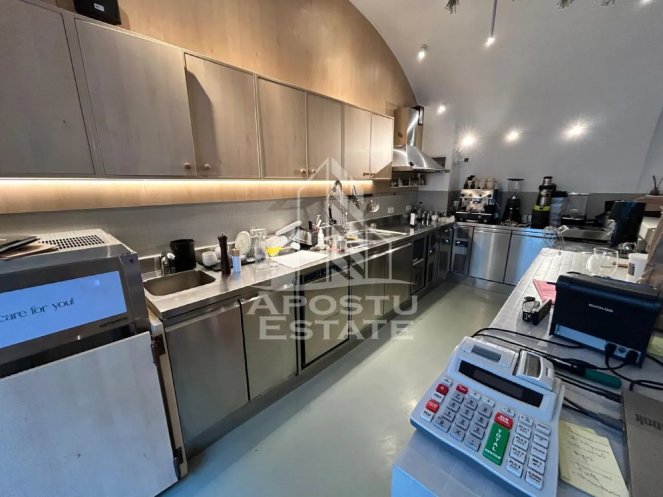 Spatiu comercial stradal, 50 mp + terasa, Ultracentral - Piata Unirii - Agentia imobiliara APOSTU ESTATE va propune spre inchiriere un spatiu comercial stradal, cu vad excelent, 50 metri patrati, Ultracentral, Piata Unirii Timisoara

Spatiul se desfasoara pe o suprafata de aproximativ 50 mp la parter si dispune de o incapere mare openspace pentru vanzare, lounge, camera depozitare si grup sanitar.
Spatiul are intrare direct din zona pietonala intens circulata si face parte dintr-o cladire situata in Piata Unirii, zona Ultracentrala, cea mai cea mai dinamica si circulata zona din Timisoara.

Pretul de inchiriere este de 1550 euro + TVA 
Va asteptam cu drag la o vizionare!
CP1905906