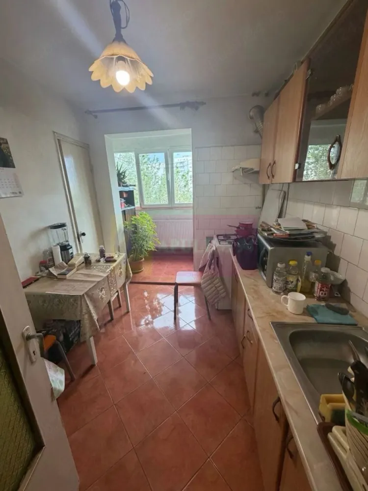 Vânzare apartament 2 camere Chisinu=Basarabia - Compania Imobiliara Apulum94 va prezinta spre cumparare un apartament de 2amere, zona Chisinau-Basarabia. decomandat, amenajat cu gresie, faianta, parchet, termopan, usa metalica, CENTRALA TERMICA. Blocul este reabilitat. In proximitate se gasesc scoli, gradinite, transport public