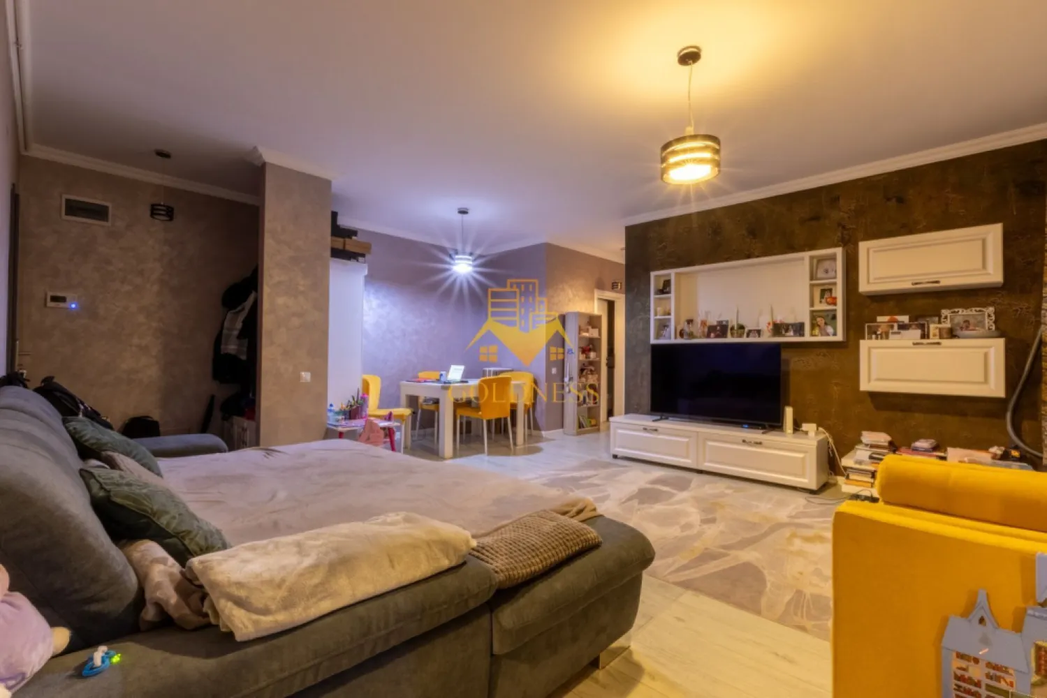 3 camere,lux,parcare, bloc nou, 2 bai, Vivido zona FSEGA, Iulius Mall - GOLDNESS Imobiliare vă propune spre închiriere un apartament cu 3 camere complet mobilat și utilat, la etajul 5 într-un imobil de 6 etaje, în cartierul Gheorgheni. Apartamentul este compartimentat astfel:
La pretul afisat se adauga TVA de 19% !!!
 - dormitor cu pat matrimonial, dressing, noptiere
 - dormitor partial mobilat
 - living cu bucatarie open-space complet utilată, canapea extensibilă, loc de servit masa 
 - baie cu cabina de dus, calorifer port prosop inox și dulap pentru depozitare.
 - baie cu cada, calorifer port prosop inox și dulap pentru depozitare.
 - terasa 7 mp

Imobilul este dotat cu toate cele necesare- centrală proprie, mașină de spălat haine, frigider, plită electrică, hotă, etc. 
Se află în apropierea stațiilor de transport în comun, magazine, restaurante, spații verzi, farmacii, etc. 
Dispune de loc de parcare subterana!
Disponibil din 01.08.2025

Dacă sunteți interesați de acest apartament și doriți să îl vizionați, dar și pentru alte oferte sau detalii nu ezitați să ne contactați telefonic sau prin e-mail - goldnessimobiliare@gmail.com. Vă stăm la dispoziție!