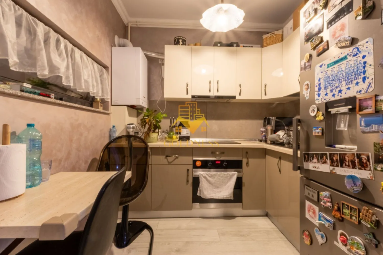 3 camere,lux,parcare, bloc nou, 2 bai, Vivido zona FSEGA, Iulius Mall - GOLDNESS Imobiliare vă propune spre închiriere un apartament cu 3 camere complet mobilat și utilat, la etajul 5 într-un imobil de 6 etaje, în cartierul Gheorgheni. Apartamentul este compartimentat astfel:
La pretul afisat se adauga TVA de 19% !!!
 - dormitor cu pat matrimonial, dressing, noptiere
 - dormitor partial mobilat
 - living cu bucatarie open-space complet utilată, canapea extensibilă, loc de servit masa 
 - baie cu cabina de dus, calorifer port prosop inox și dulap pentru depozitare.
 - baie cu cada, calorifer port prosop inox și dulap pentru depozitare.
 - terasa 7 mp

Imobilul este dotat cu toate cele necesare- centrală proprie, mașină de spălat haine, frigider, plită electrică, hotă, etc. 
Se află în apropierea stațiilor de transport în comun, magazine, restaurante, spații verzi, farmacii, etc. 
Dispune de loc de parcare subterana!
Disponibil din 01.08.2025

Dacă sunteți interesați de acest apartament și doriți să îl vizionați, dar și pentru alte oferte sau detalii nu ezitați să ne contactați telefonic sau prin e-mail - goldnessimobiliare@gmail.com. Vă stăm la dispoziție!