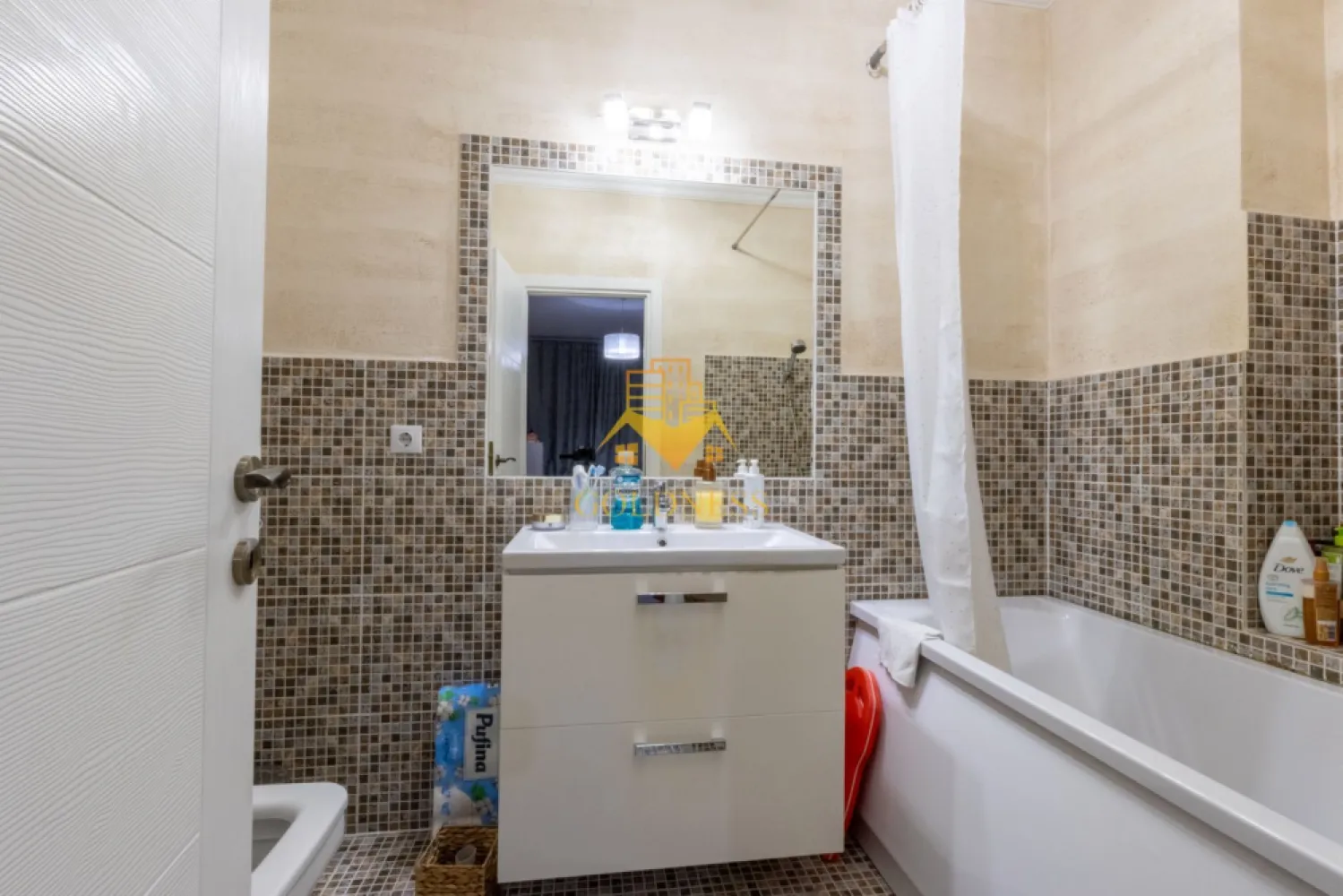 3 camere,lux,parcare, bloc nou, 2 bai, Vivido zona FSEGA, Iulius Mall - GOLDNESS Imobiliare vă propune spre închiriere un apartament cu 3 camere complet mobilat și utilat, la etajul 5 într-un imobil de 6 etaje, în cartierul Gheorgheni. Apartamentul este compartimentat astfel:
La pretul afisat se adauga TVA de 19% !!!
 - dormitor cu pat matrimonial, dressing, noptiere
 - dormitor partial mobilat
 - living cu bucatarie open-space complet utilată, canapea extensibilă, loc de servit masa 
 - baie cu cabina de dus, calorifer port prosop inox și dulap pentru depozitare.
 - baie cu cada, calorifer port prosop inox și dulap pentru depozitare.
 - terasa 7 mp

Imobilul este dotat cu toate cele necesare- centrală proprie, mașină de spălat haine, frigider, plită electrică, hotă, etc. 
Se află în apropierea stațiilor de transport în comun, magazine, restaurante, spații verzi, farmacii, etc. 
Dispune de loc de parcare subterana!
Disponibil din 01.08.2025

Dacă sunteți interesați de acest apartament și doriți să îl vizionați, dar și pentru alte oferte sau detalii nu ezitați să ne contactați telefonic sau prin e-mail - goldnessimobiliare@gmail.com. Vă stăm la dispoziție!