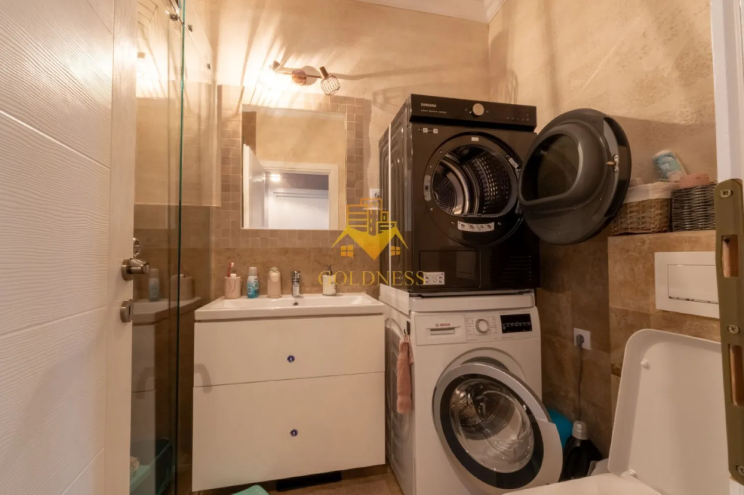 3 camere,lux,parcare, bloc nou, 2 bai, Vivido zona FSEGA, Iulius Mall - GOLDNESS Imobiliare vă propune spre închiriere un apartament cu 3 camere complet mobilat și utilat, la etajul 5 într-un imobil de 6 etaje, în cartierul Gheorgheni. Apartamentul este compartimentat astfel:
La pretul afisat se adauga TVA de 19% !!!
 - dormitor cu pat matrimonial, dressing, noptiere
 - dormitor partial mobilat
 - living cu bucatarie open-space complet utilată, canapea extensibilă, loc de servit masa 
 - baie cu cabina de dus, calorifer port prosop inox și dulap pentru depozitare.
 - baie cu cada, calorifer port prosop inox și dulap pentru depozitare.
 - terasa 7 mp

Imobilul este dotat cu toate cele necesare- centrală proprie, mașină de spălat haine, frigider, plită electrică, hotă, etc. 
Se află în apropierea stațiilor de transport în comun, magazine, restaurante, spații verzi, farmacii, etc. 
Dispune de loc de parcare subterana!
Disponibil din 01.08.2025

Dacă sunteți interesați de acest apartament și doriți să îl vizionați, dar și pentru alte oferte sau detalii nu ezitați să ne contactați telefonic sau prin e-mail - goldnessimobiliare@gmail.com. Vă stăm la dispoziție!