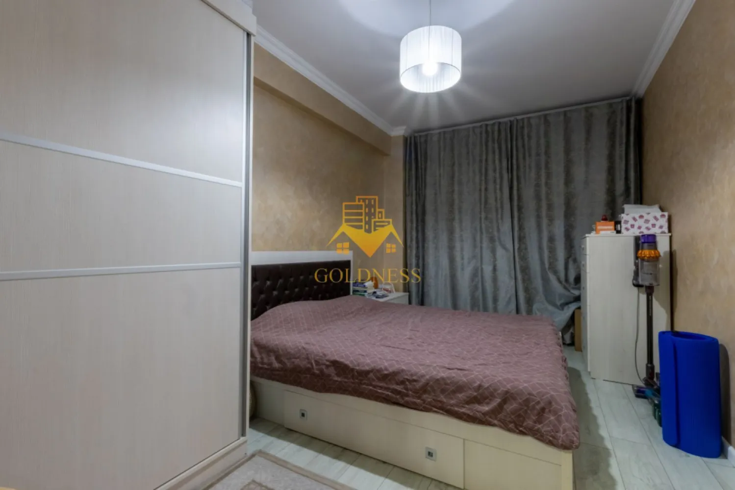 3 camere,lux,parcare, bloc nou, 2 bai, Vivido zona FSEGA, Iulius Mall - GOLDNESS Imobiliare vă propune spre închiriere un apartament cu 3 camere complet mobilat și utilat, la etajul 5 într-un imobil de 6 etaje, în cartierul Gheorgheni. Apartamentul este compartimentat astfel:
La pretul afisat se adauga TVA de 19% !!!
 - dormitor cu pat matrimonial, dressing, noptiere
 - dormitor partial mobilat
 - living cu bucatarie open-space complet utilată, canapea extensibilă, loc de servit masa 
 - baie cu cabina de dus, calorifer port prosop inox și dulap pentru depozitare.
 - baie cu cada, calorifer port prosop inox și dulap pentru depozitare.
 - terasa 7 mp

Imobilul este dotat cu toate cele necesare- centrală proprie, mașină de spălat haine, frigider, plită electrică, hotă, etc. 
Se află în apropierea stațiilor de transport în comun, magazine, restaurante, spații verzi, farmacii, etc. 
Dispune de loc de parcare subterana!
Disponibil din 01.08.2025

Dacă sunteți interesați de acest apartament și doriți să îl vizionați, dar și pentru alte oferte sau detalii nu ezitați să ne contactați telefonic sau prin e-mail - goldnessimobiliare@gmail.com. Vă stăm la dispoziție!