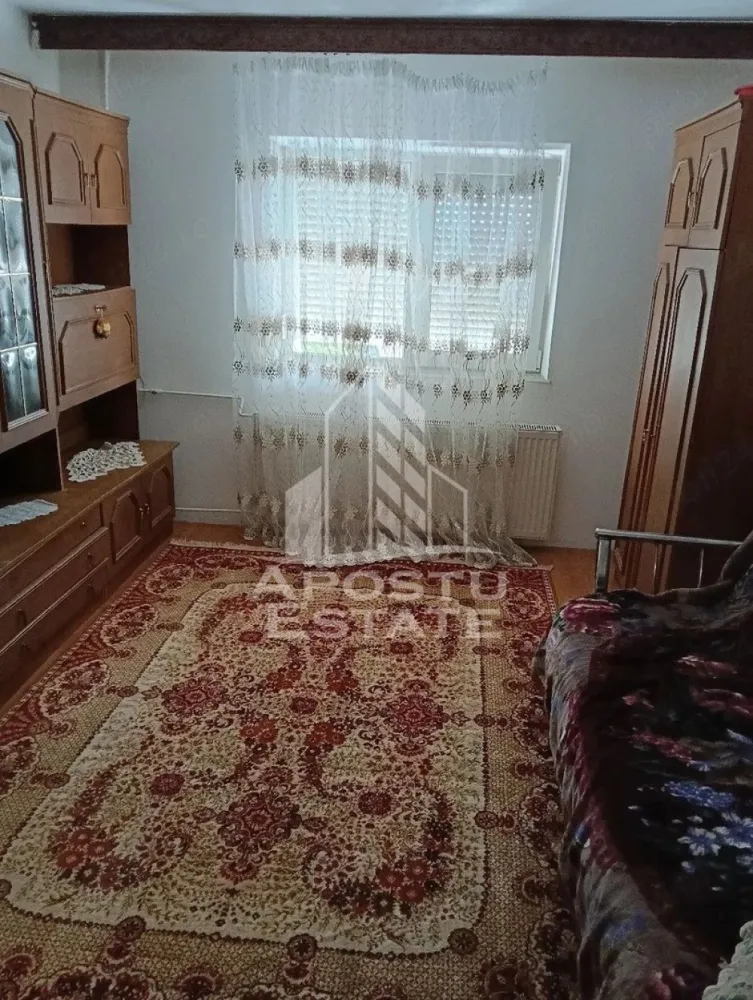 Garsoniera de inchiriat, zona Blascovici Timisoara - Agentia imobiliara APOSTU ESTATE va propune spre inchiriere o garsoniera,situata in zona Blascovici, o zona linistita si bine pozitionata in Timisoara,Timis. Potrivit pentru cupluri, tineri care isi doresc o locuinta unde sa se simta confortabil si cu acces facil catre scoli, statii de autobuz, supermarketuri , magazine de zona, parcuri.

Suprafata utila: 22mp
Compartimentare eficienta:
-Hol de acces 
-Bucatarie complet mobilata si utilata
-Dormitor mobilat si utilat
-Baia este dotata cu dus

Confort si facilitati:

-Incalzirea apartamentului: termoficare
-Apartamentul este complet mobilat si utilat

Localizare:
-Zona Blascovici, Timisoara Timis – acces facil spre magazine, supermarketuri, scoli, parcuri si mijloace de transport in comun.

Ideal pentru:

-Cupluri
-Tineri
-Studenti
-Persoane singure

Disponibilitate: imediat
Pret chirie lunara:220€
Programeaza o vizionare pentru a-ti putea imagina viitorul aici!
ID intern: CP3128389