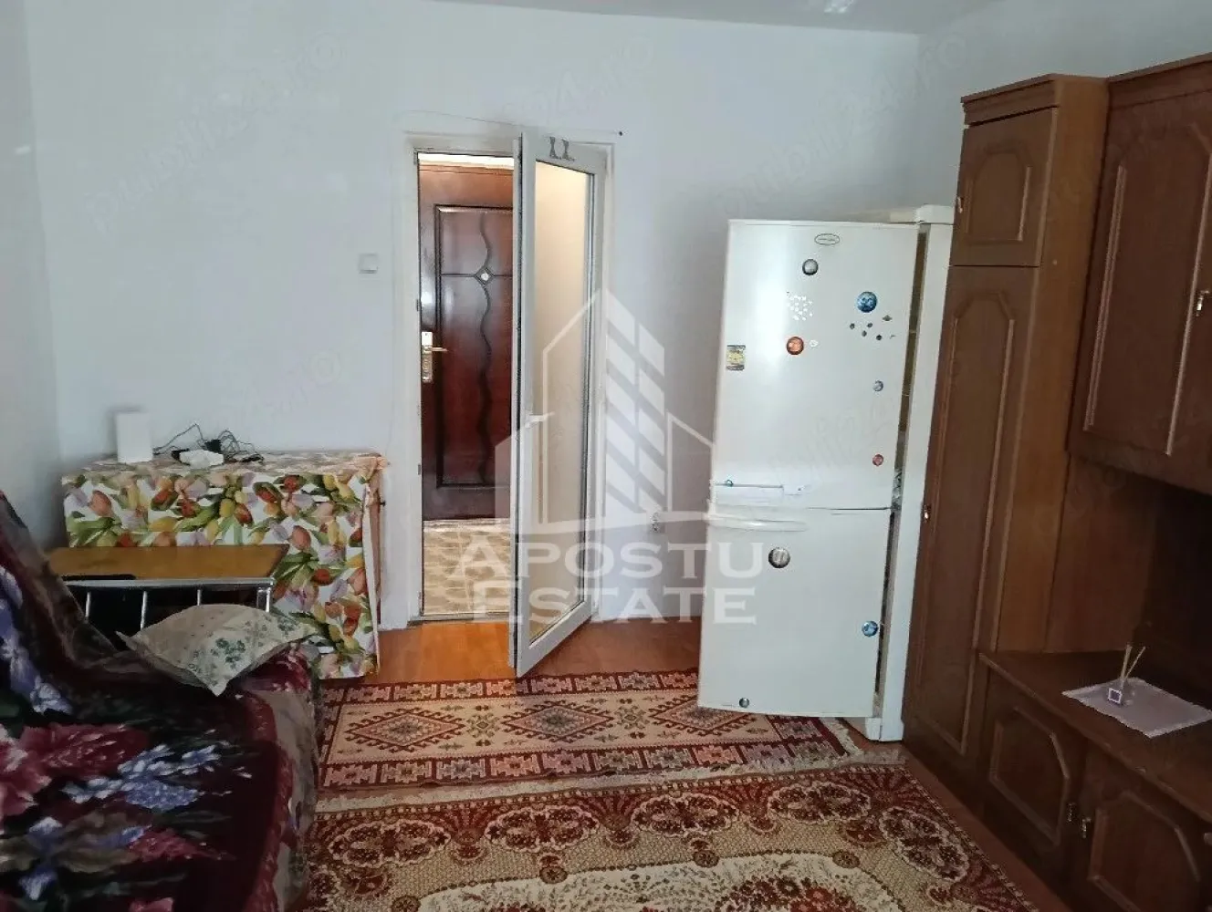 Garsoniera de inchiriat, zona Blascovici Timisoara - Agentia imobiliara APOSTU ESTATE va propune spre inchiriere o garsoniera,situata in zona Blascovici, o zona linistita si bine pozitionata in Timisoara,Timis. Potrivit pentru cupluri, tineri care isi doresc o locuinta unde sa se simta confortabil si cu acces facil catre scoli, statii de autobuz, supermarketuri , magazine de zona, parcuri.

Suprafata utila: 22mp
Compartimentare eficienta:
-Hol de acces 
-Bucatarie complet mobilata si utilata
-Dormitor mobilat si utilat
-Baia este dotata cu dus

Confort si facilitati:

-Incalzirea apartamentului: termoficare
-Apartamentul este complet mobilat si utilat

Localizare:
-Zona Blascovici, Timisoara Timis – acces facil spre magazine, supermarketuri, scoli, parcuri si mijloace de transport in comun.

Ideal pentru:

-Cupluri
-Tineri
-Studenti
-Persoane singure

Disponibilitate: imediat
Pret chirie lunara:220€
Programeaza o vizionare pentru a-ti putea imagina viitorul aici!
ID intern: CP3128389