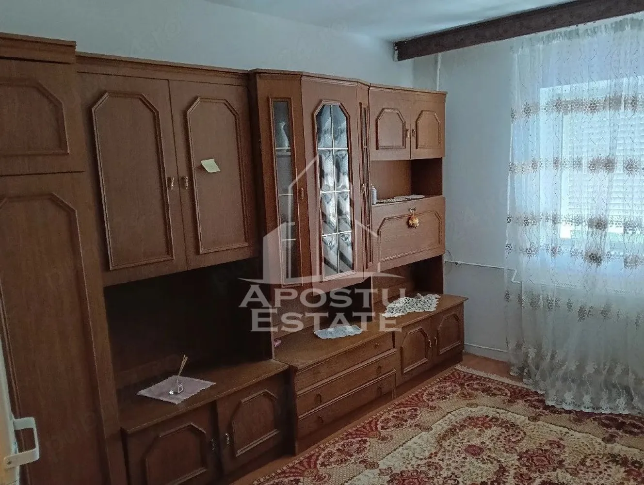 Garsoniera de inchiriat, zona Blascovici Timisoara - Agentia imobiliara APOSTU ESTATE va propune spre inchiriere o garsoniera,situata in zona Blascovici, o zona linistita si bine pozitionata in Timisoara,Timis. Potrivit pentru cupluri, tineri care isi doresc o locuinta unde sa se simta confortabil si cu acces facil catre scoli, statii de autobuz, supermarketuri , magazine de zona, parcuri.

Suprafata utila: 22mp
Compartimentare eficienta:
-Hol de acces 
-Bucatarie complet mobilata si utilata
-Dormitor mobilat si utilat
-Baia este dotata cu dus

Confort si facilitati:

-Incalzirea apartamentului: termoficare
-Apartamentul este complet mobilat si utilat

Localizare:
-Zona Blascovici, Timisoara Timis – acces facil spre magazine, supermarketuri, scoli, parcuri si mijloace de transport in comun.

Ideal pentru:

-Cupluri
-Tineri
-Studenti
-Persoane singure

Disponibilitate: imediat
Pret chirie lunara:220€
Programeaza o vizionare pentru a-ti putea imagina viitorul aici!
ID intern: CP3128389