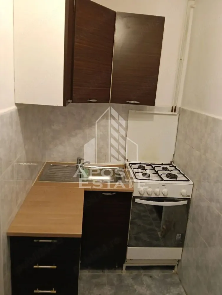 Garsoniera de inchiriat, zona Blascovici Timisoara - Agentia imobiliara APOSTU ESTATE va propune spre inchiriere o garsoniera,situata in zona Blascovici, o zona linistita si bine pozitionata in Timisoara,Timis. Potrivit pentru cupluri, tineri care isi doresc o locuinta unde sa se simta confortabil si cu acces facil catre scoli, statii de autobuz, supermarketuri , magazine de zona, parcuri.

Suprafata utila: 22mp
Compartimentare eficienta:
-Hol de acces 
-Bucatarie complet mobilata si utilata
-Dormitor mobilat si utilat
-Baia este dotata cu dus

Confort si facilitati:

-Incalzirea apartamentului: termoficare
-Apartamentul este complet mobilat si utilat

Localizare:
-Zona Blascovici, Timisoara Timis – acces facil spre magazine, supermarketuri, scoli, parcuri si mijloace de transport in comun.

Ideal pentru:

-Cupluri
-Tineri
-Studenti
-Persoane singure

Disponibilitate: imediat
Pret chirie lunara:220€
Programeaza o vizionare pentru a-ti putea imagina viitorul aici!
ID intern: CP3128389