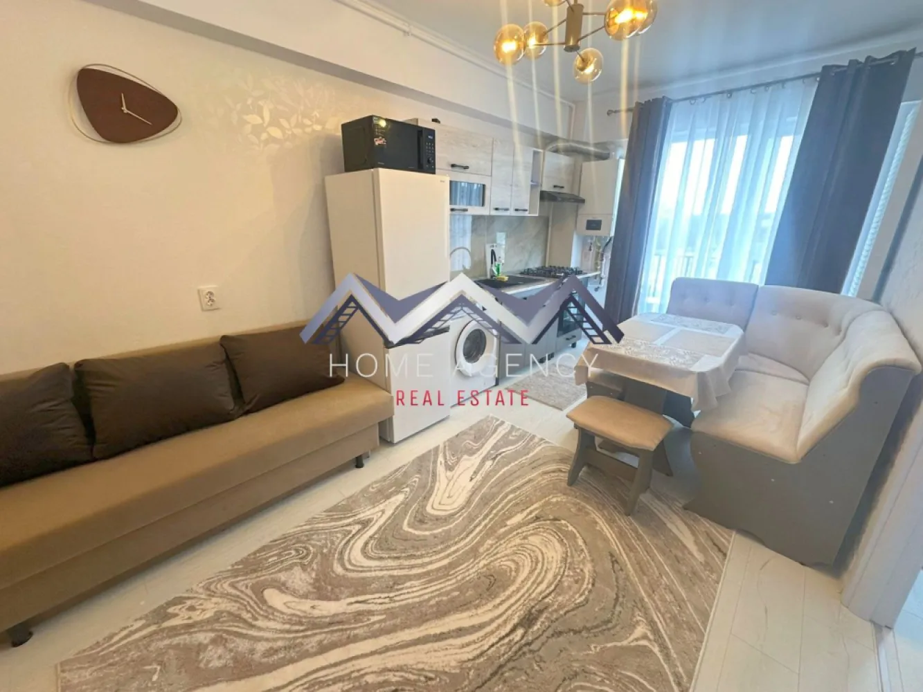 Apartament 2 camere Otopeni | prima închiriere - Dacă ești în căutarea unei alternative practice la o garsonieră, acest apartament de 2 camere tip studio este alegerea ideală! Situat la etajul 1/3, oferă un spațiu bine optimizat, perfect pentru o persoană singură sau un cuplu. Locuința este complet mobilată și utilată, gata să îți devină acasă fără investiții suplimentare. 

Apartamentul se remarcă prin compartimentarea eficientă, care combină confortul și funcționalitatea într-un ambient modern, într-un spațiu care oferă toate avantajele necesare unui stil de viață comod. 

Zona este una deosebit de accesibilă, având stație de autobuz chiar în fața complexului, precum și magazine, restaurante și alte puncte de interes în apropiere. Mai mult, Aeroportul Otopeni se află la aprox. 10 minute cu mașina, fiind un avantaj important pentru cei care călătoresc frecvent. 

Pentru un plus de confort, apartamentul include și un loc de parcare.

📞 Dacă vrei să afli mai multe detalii sau să programezi o vizionare, nu ezita să mă contactezi!