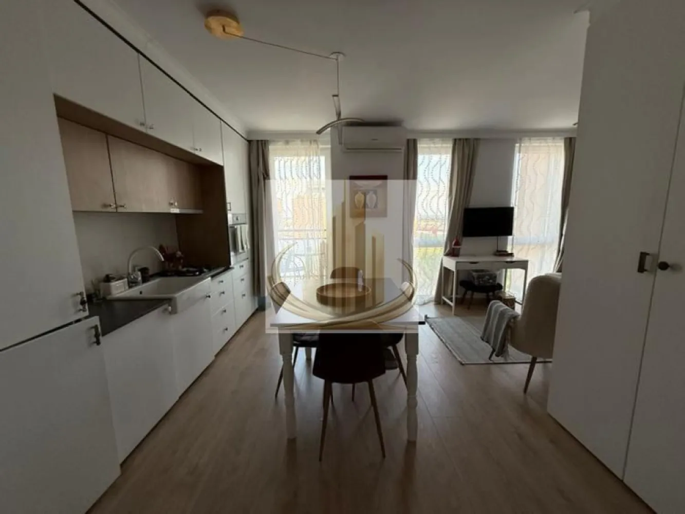 Ap 1 cam cochet | Etaj 11, vedere panoramica | Soarelui | Investitie - Echipa Grand Mobilis Imobiliare vă propune spre vânzare un apartament modern și elegant, situat pe Bulevardul Liviu Rebreanu, într-una dintre cele mai bine conectate și apreciate zone ale orașului.

Cu o suprafață utilă de 36 mp, la care se adaugă balconul, proprietatea impresionează prin compartimentarea eficientă, designul modern și priveliștea panoramică spectaculoasă asupra orașului, beneficiind de ferestre mari care oferă lumină naturală din abundență pe tot parcursul zilei.

Apartamentul a fost amenajat cu materiale de calitate, atenție la detalii și mult bun gust, fiecare spațiu fiind optimizat inteligent pentru a oferi confort și funcționalitate. Mobilierul realizat la comandă, finisajele moderne și atmosfera primitoare transformă această proprietate într-o locuință gata de mutare imediată.

Se vinde complet mobilat și utilat, fiind echipat cu:

bucătărie complet utilată cu electrocasnice Gorenje, Hansa și Beko;
centrală termică proprie Ariston;
aparat de aer condiționat Romstal;
mobilier modern realizat la comandă;
numeroase spații de depozitare inteligent integrate.

Poziționarea reprezintă unul dintre cele mai importante atuuri ale proprietății. Apartamentul este situat într-o zonă extrem de bine conectată, având în imediata apropiere:

școli și grădinițe;
universități și centre educaționale;
Complexul Studențesc la aproximativ 4 minute distanță;
magazine și supermarketuri;
restaurante și cafenele;
săli de fitness;
stadion de fotbal, terenuri de tenis și bazin de înot;
mijloace de transport în comun;
acces rapid către principalele puncte de interes ale orașului.

De asemenea, proprietatea este o alegere excelentă pentru medici rezidenți sau personal medical, datorită proximității față de Spitalul Județean, Casa Austria și Spitalul Regina Maria.

Datorită poziției premium, aspectului modern și costurilor reduse de întreținere, apartamentul este ideal pentru un cuplu, un student sau o persoană activă care își dorește confort și accesibilitate. Totodată, reprezintă o oportunitate foarte bună de investiție, proprietăți similare din zonă fiind închiriate în mod frecvent la valori cuprinse între 400 și 450 euro/lună.

Pentru cei care își doresc un plus de confort, există posibilitatea achiziționării separate a unui loc de parcare, atât suprateran, cât și subteran.

O proprietate care îmbină perfect designul modern, vederea spectaculoasă asupra orașului și avantajele unei locații excelente, într-una dintre cele mai căutate zone din Timișoara.

Pentru mai multe detalii sau programarea unei vizionări, echipa Grand Mobilis Imobiliare vă stă cu drag la dispoziție. 
ID Intern: CP3128411