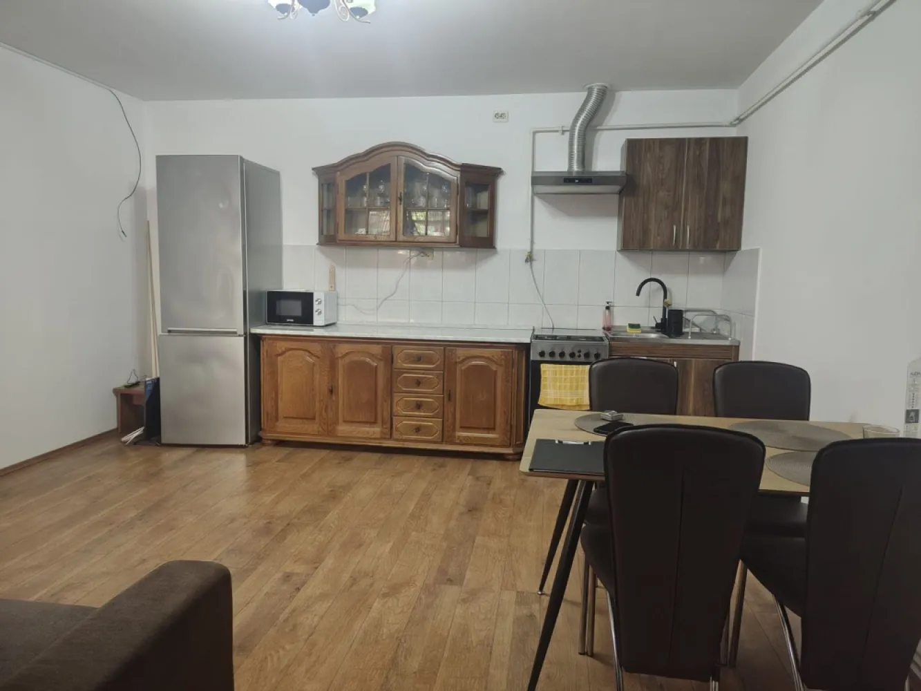 Ultracentral , 2 camere Oradea, 320 E/luna, neg. Comision 50% - De inchirieriat apartament cu 2 camere, semidecomandat, situat în zonă ultracentrală, complect mobilat si utilat.

Apartamentul este complet renovat, interior și exterior in anul 2025, mobilat și echipat cu electrocasnice. Dispune de bucătărie utilată, parchet, uși interioare din lemn masiv, ușă metalică la intrare, geamuri termopan cu roleta exterioara .

Încălzirea este asigurată prin central pe gaz , cu distribuție prin calorifere.

Imobilul este situat aproape de mijloace de transport în comun și puncte de interes din zona ultracentrală.
Pentru mai multe informatii sau pentru vizionare, 0751 777 844 Madian Bosca