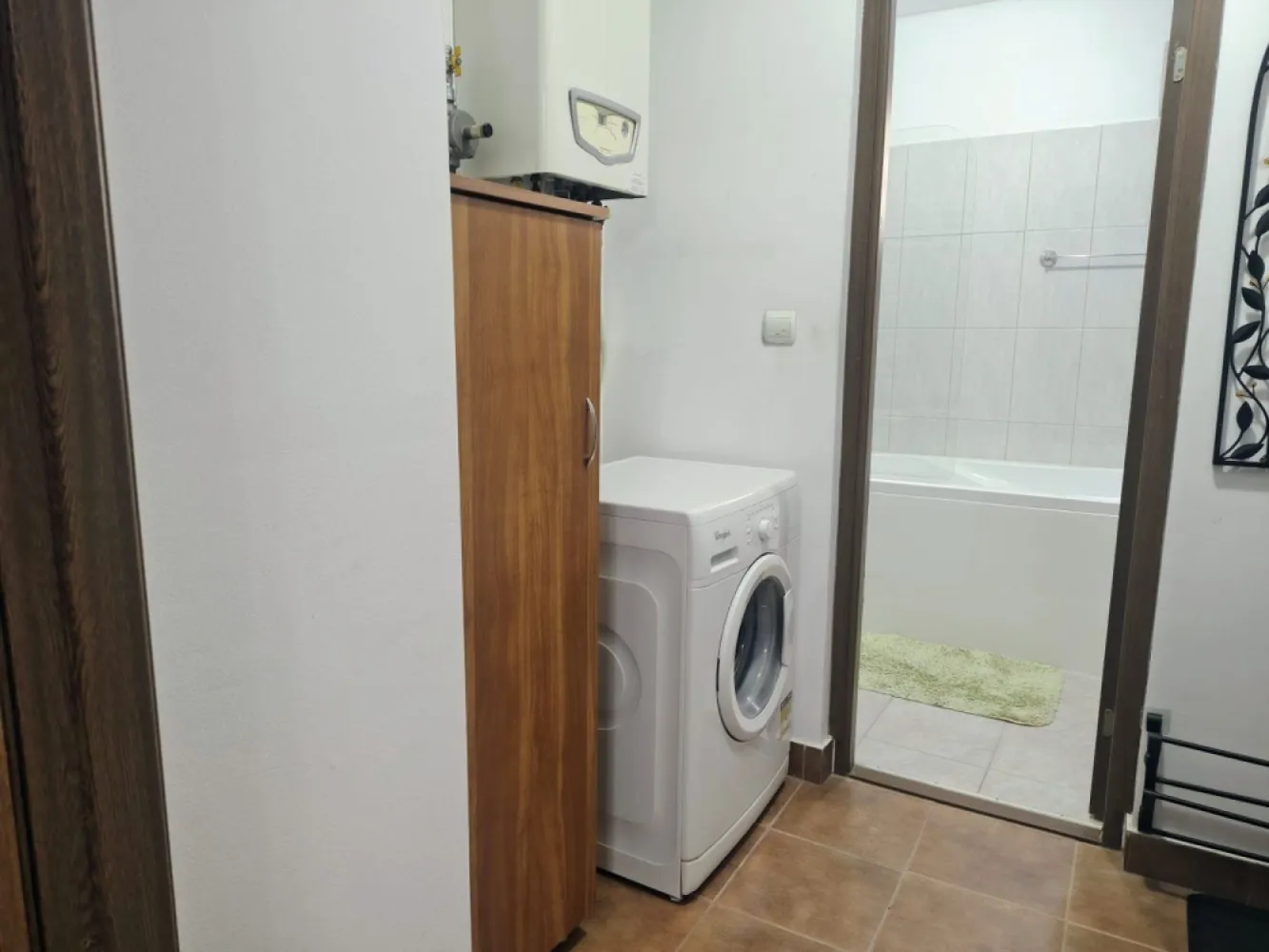 Ultracentral , 2 camere Oradea, 320 E/luna, neg. Comision 50% - De inchirieriat apartament cu 2 camere, semidecomandat, situat în zonă ultracentrală, complect mobilat si utilat.

Apartamentul este complet renovat, interior și exterior in anul 2025, mobilat și echipat cu electrocasnice. Dispune de bucătărie utilată, parchet, uși interioare din lemn masiv, ușă metalică la intrare, geamuri termopan cu roleta exterioara .

Încălzirea este asigurată prin central pe gaz , cu distribuție prin calorifere.

Imobilul este situat aproape de mijloace de transport în comun și puncte de interes din zona ultracentrală.
Pentru mai multe informatii sau pentru vizionare, 0751 777 844 Madian Bosca