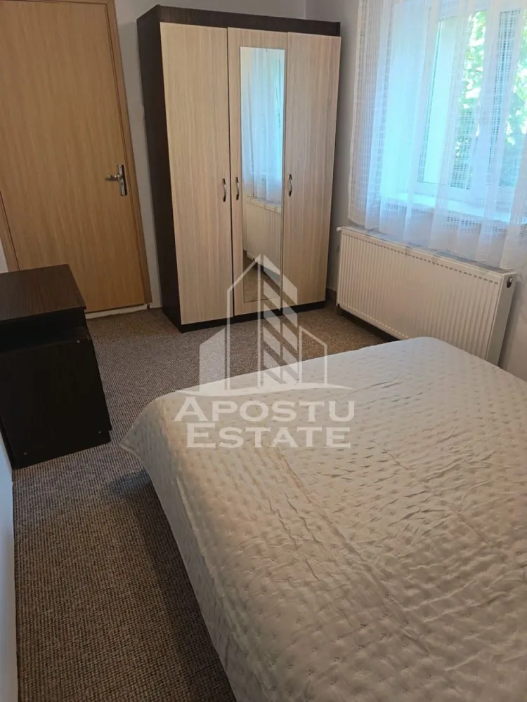 Apartament cu 2 camere de inchiriat, zona Mehala, Timisoara - Agentia imobiliara APOSTU ESTATE va propune spre inchiriere un apartament cu 2 camere, aflat la parterul unei case situate in zona Mehala. o zona linistita si bine pozitionata din Timisoara, potrivit pentru cupluri, persoane singure sau studenti care isi doresc o locuinta unde sa se simta confortabil si cu acces facil catre scoli, facultati, statii de autobuz si magazine.

Suprafata utila: 58 mp
Compartimentare eficienta:
- Hol de acces
- Bucatarie deschisa, complet mobilata si utilata, cu loc de luat masa
- Sufragerie spatioasa cu TV
- Baie prevazuta cu cada si geam pentru aerisire naturala
- Dormitor matrimonial

Confort si facilitati:
- Centrala proprie
- Aer conditionat
- Curte comuna
- Pet friendly
- Apartamentul este complet mobilat si utilat de catre proprietar

Localizare: zona Mehala, in apropiere de magazinul Profi, Lidl, restaurante si mijloace de transport in comun

Ideal pentru:
- Cupluri
- Studenti
- Persoane singure

Pret chirie: 300€
Programeaza o vizionare pentru a-ti putea imagina viitorul aici!
ID intern: CP3128487
