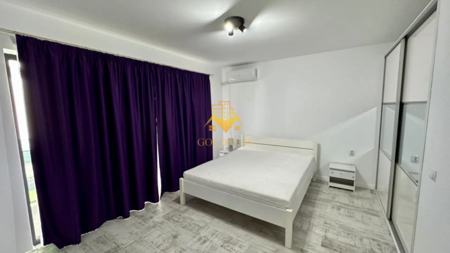 Duplex, Borhanci, Livada Polocsay, Romul Ladea, Fagului - Se închiriază duplex spațios și modern, situat într-o zonă retrasă și liniștită, perfectă pentru cei care își doresc confort, intimitate și acces rapid către oraș. Proprietatea se află pe o stradă privată închisă, oferind un plus de siguranță și liniște, inclusiv pentru familiile cu copii.

Locuința are o suprafață utilă de 130 mp și beneficiază de o curte proprie generoasă de aproximativ 350 mp, amenajată cu gazon sintetic pentru întreținere minimă și aspect îngrijit pe tot parcursul anului.

Compartimentarea este eficientă și aerisită:
• 3 dormitoare
• living luminos și spațios
• bucătărie complet echipată
• 2 băi, una dintre ele dotată cu saună

Bucătăria este utilată cu electrocasnice moderne:
• cuptor electric Electrolux
• plită cu inducție
• mașină de spălat vase

Printre dotările care oferă un plus de confort se numără:
• încălzire în pardoseală
• locuință complet mobilată și utilată
• 3 locuri de parcare

Zona oferă multă verdeață, aer curat și liniște, fiind ideală pentru persoane care caută mai mult spațiu și relaxare, fără să se îndepărteze de facilitățile orașului. Stațiile de transport în comun sunt accesibile rapid.

La nevoie, există posibilitatea de a adapta anumite piese de mobilier în funcție de preferințele chiriașilor.

Dacă sunteți interesați de acest apartament și doriți să îl vizionați, dar și pentru alte oferte nu ezitați să ne contactați telefonic sau prin e-mail. Vă stăm la dispoziție!
Pentru intermediere se percepe un comision de 50% din prețul chiriei!