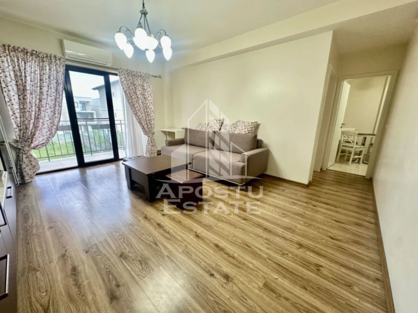 Apartament cu 2 camere, bucatarie inchisa, etaj 1, zona centrala Giroc - Agentia imobiliara APOSTU ESTATE va ofera spre vanzare un apartament cu 2 camere, semidecomandat, situat la etajul 1, pe strada principala din Giroc.
Beneficiaza de o suprafata de 56 mp utili + balcon de 6 mp.
Confortul termic se realizeaza cu ajutorul centralei proprii pe gaz cu incalzire pe calorifere, dar si a climei pe timp de vara.
Dispune de 1 loc de parcare.
Se vinde complet utilat si mobilat.
Bucataria este inchisa si complet utilata si mobilata.

Compartimentare:
- hol acces
- bucatarie inchisa
- living cu iesire pe balcon
- hol de compartimentare
- baie cu cada
- dormitor
- debara

Pretul este 119.000 euro negociabil
Va asteptam cu drag la o vizionare si poti deveni chiar tu noul proprietar al acestui imobil.
CP 3120844