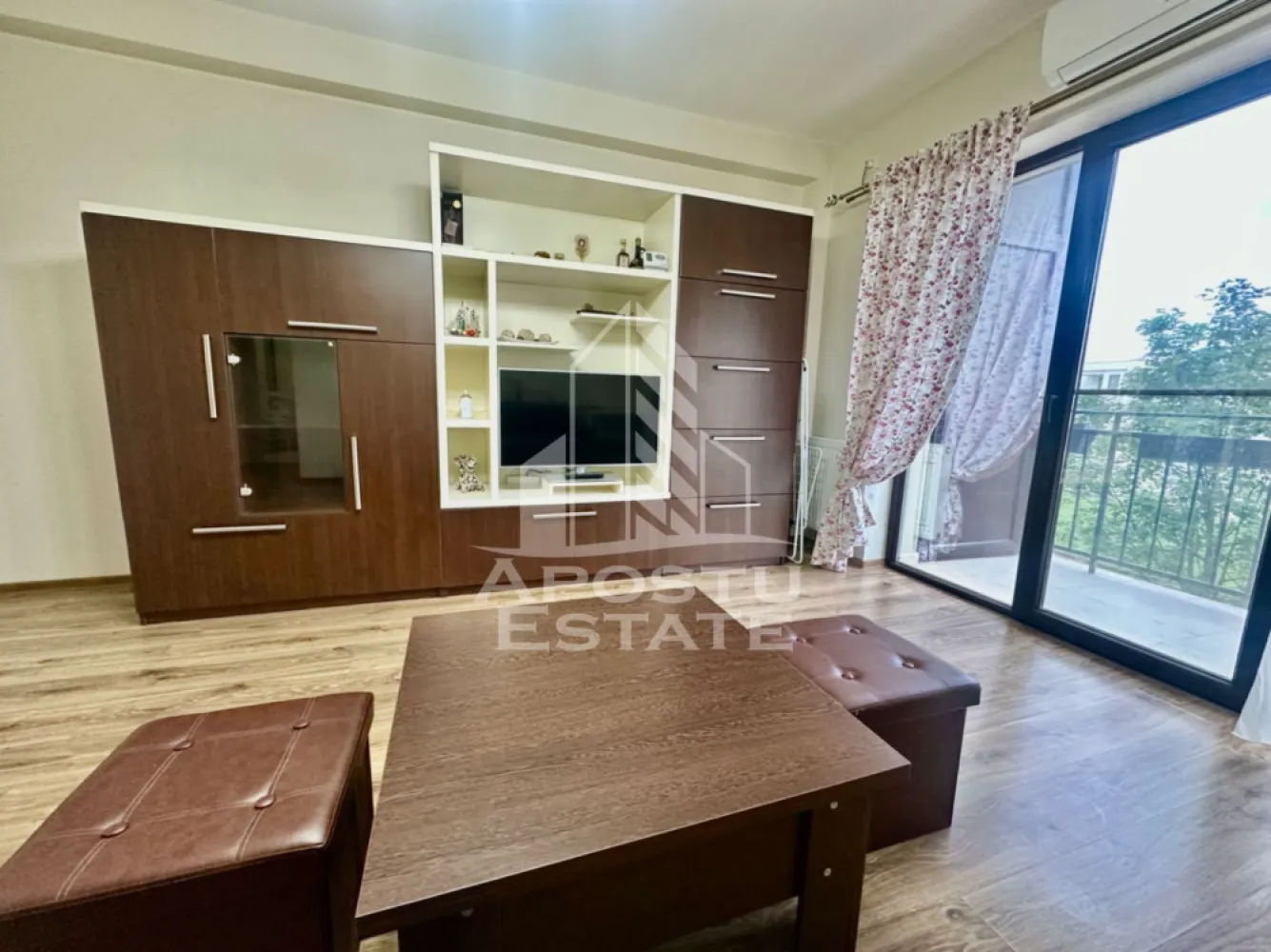 Apartament cu 2 camere, bucatarie inchisa, etaj 1, zona centrala Giroc - Agentia imobiliara APOSTU ESTATE va ofera spre vanzare un apartament cu 2 camere, semidecomandat, situat la etajul 1, pe strada principala din Giroc.
Beneficiaza de o suprafata de 56 mp utili + balcon de 6 mp.
Confortul termic se realizeaza cu ajutorul centralei proprii pe gaz cu incalzire pe calorifere, dar si a climei pe timp de vara.
Dispune de 1 loc de parcare.
Se vinde complet utilat si mobilat.
Bucataria este inchisa si complet utilata si mobilata.

Compartimentare:
- hol acces
- bucatarie inchisa
- living cu iesire pe balcon
- hol de compartimentare
- baie cu cada
- dormitor
- debara

Pretul este 119.000 euro negociabil
Va asteptam cu drag la o vizionare si poti deveni chiar tu noul proprietar al acestui imobil.
CP 3120844