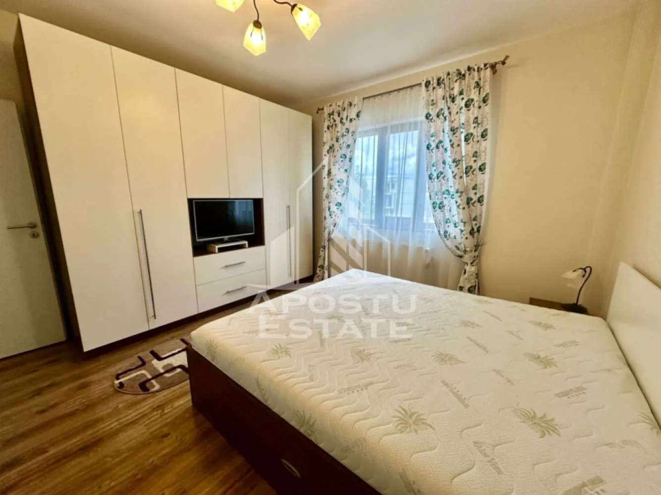 Apartament cu 2 camere, bucatarie inchisa, etaj 1, zona centrala Giroc - Agentia imobiliara APOSTU ESTATE va ofera spre vanzare un apartament cu 2 camere, semidecomandat, situat la etajul 1, pe strada principala din Giroc.
Beneficiaza de o suprafata de 56 mp utili + balcon de 6 mp.
Confortul termic se realizeaza cu ajutorul centralei proprii pe gaz cu incalzire pe calorifere, dar si a climei pe timp de vara.
Dispune de 1 loc de parcare.
Se vinde complet utilat si mobilat.
Bucataria este inchisa si complet utilata si mobilata.

Compartimentare:
- hol acces
- bucatarie inchisa
- living cu iesire pe balcon
- hol de compartimentare
- baie cu cada
- dormitor
- debara

Pretul este 119.000 euro negociabil
Va asteptam cu drag la o vizionare si poti deveni chiar tu noul proprietar al acestui imobil.
CP 3120844