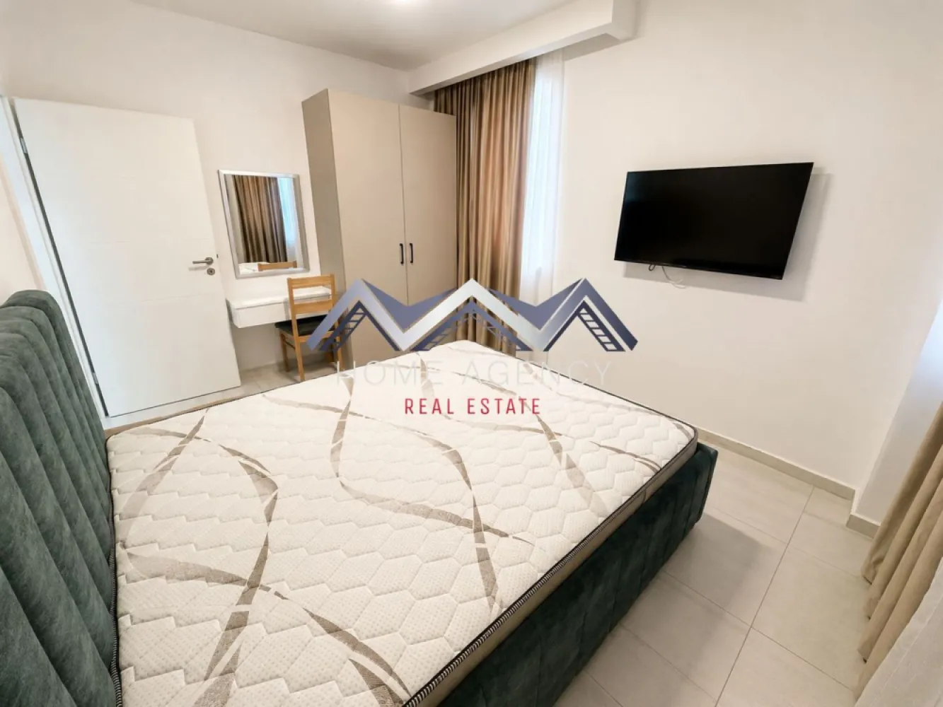 Apartament 3 camere premium + curte 100 mp | prima închiriere - Vă propunem, spre închiriere, un apartament premium cu 3 camere, situat la parterul unui imobil modern din Otopeni, ideal pentru cei care își doresc spațiu, confort și intimitate, într-o locuință elegantă și foarte bine conectată la principalele puncte de interes din zonă.

Apartamentul are o compartimentare excelentă și beneficiază de o curte proprie generoasă, de aproximativ 100 mp — un adevărat avantaj pentru cei care apreciază timpul petrecut în aer liber, fie pentru relaxare, socializare sau un spațiu sigur și confortabil pentru familie. Terasa și zona verde completează perfect atmosfera modernă și aerisită a proprietății.

Zona de zi este compusă dintr-un living luminos și spațios, amenajat cu zonă de dining și bucătărie open space, complet integrată armonios în designul interior. Spațiul este primitor, elegant și foarte funcțional, ideal atât pentru viața de zi cu zi, cât și pentru momente petrecute împreună cu familia sau prietenii.

Zona de odihna este gândită pentru confort și intimitate, apartamentul având un dormitor matrimonial cu baie proprie și duș walk-in, precum și un al doilea dormitor generos, deservit de încă o baie. Compartimentarea este practică și echilibrată, oferind funcționalitate și confort indiferent de stilul de viață.

Locuința este complet mobilată și utilată, amenajată modern, cu finisaje de calitate și mobilier atent ales pentru a crea un ambient elegant și relaxant. Spațiile sunt luminoase, bine proporționate și pregătite pentru a oferi viitorilor chiriași un nivel ridicat de confort.

Imobilul beneficiază de o poziționare excelentă, cu acces rapid către DN1, Aeroportul Henri Coandă, București și principalele centre comerciale și zone de interes din Otopeni. În imediata apropiere regăsiți magazine, restaurante, școli, grădinițe și toate facilitățile necesare unui stil de viață comod și eficient.

În prețul chiriei este inclus și un loc de parcare suprateran.

Programează acum o vizionare!