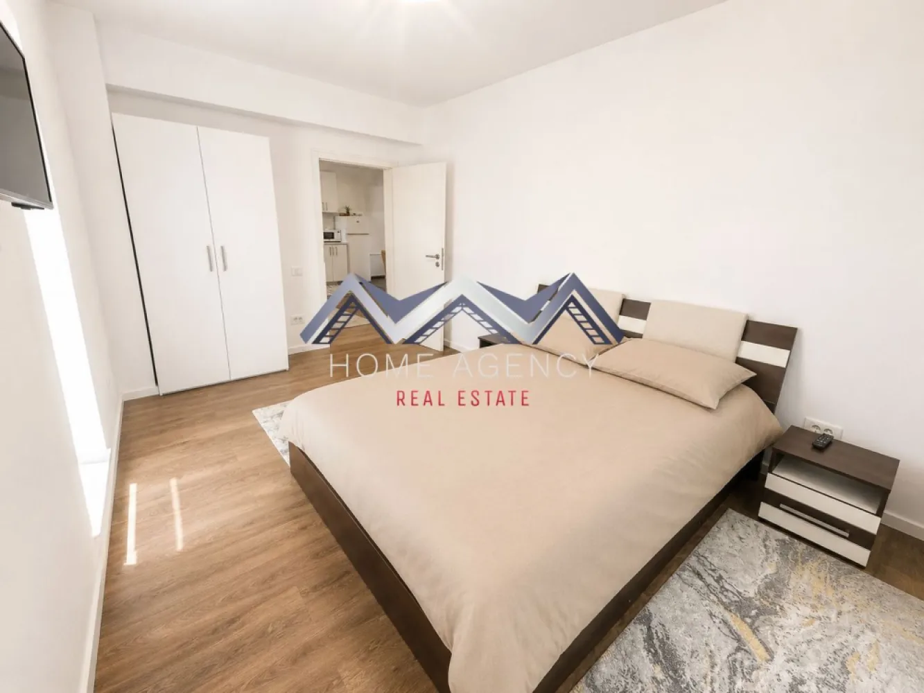 Apartament 2 camere | mobilat, utilat, parcare - Vă propunem, spre vânzare, un apartament cu 2 camere, situat la etajul 1 din 3 al unui imobil nou și modern din Otopeni, potrivit atât pentru locuit, cât și pentru investiție, datorită poziționării foarte bune și accesului rapid către principalele puncte de interes din zonă.

Apartamentul se vinde complet mobilat și utilat, fiind pregătit pentru mutare imediată sau pentru închiriere. Compartimentarea este practică, cu spații luminoase și bine organizate, oferind confort și funcționalitate pentru viața de zi cu zi.

Zona de living include spațiu de relaxare, loc de dining și bucătărie complet echipată, cu acces către balcon. Dormitorul este confortabil și beneficiază, la rândul său, de acces către un balcon propriu. Apartamentul oferă o bază foarte bună atât pentru locuire personală, cât și pentru o investiție care poate fi valorificată și îmbunătățită în timp.

Unul dintre avantajele importante ale proprietății este amplasarea. Apartamentul beneficiază de acces rapid către DN1, Aeroportul Henri Coandă, București și principalele centre comerciale din zonă. În apropiere regăsiți magazine, restaurante, cafenele, parcuri, grădinițe și școli, toate facilitățile necesare unui stil de viață comod și echilibrat.

În preț, este inclus și un loc de parcare suprateran.

Dacă sunteți în căutarea unui apartament bine poziționat, cu potențial bun atât pentru locuit, cât și pentru investiție, această proprietate merită văzută. Contactați-ne pentru mai multe detalii și pentru programarea unei vizionări.