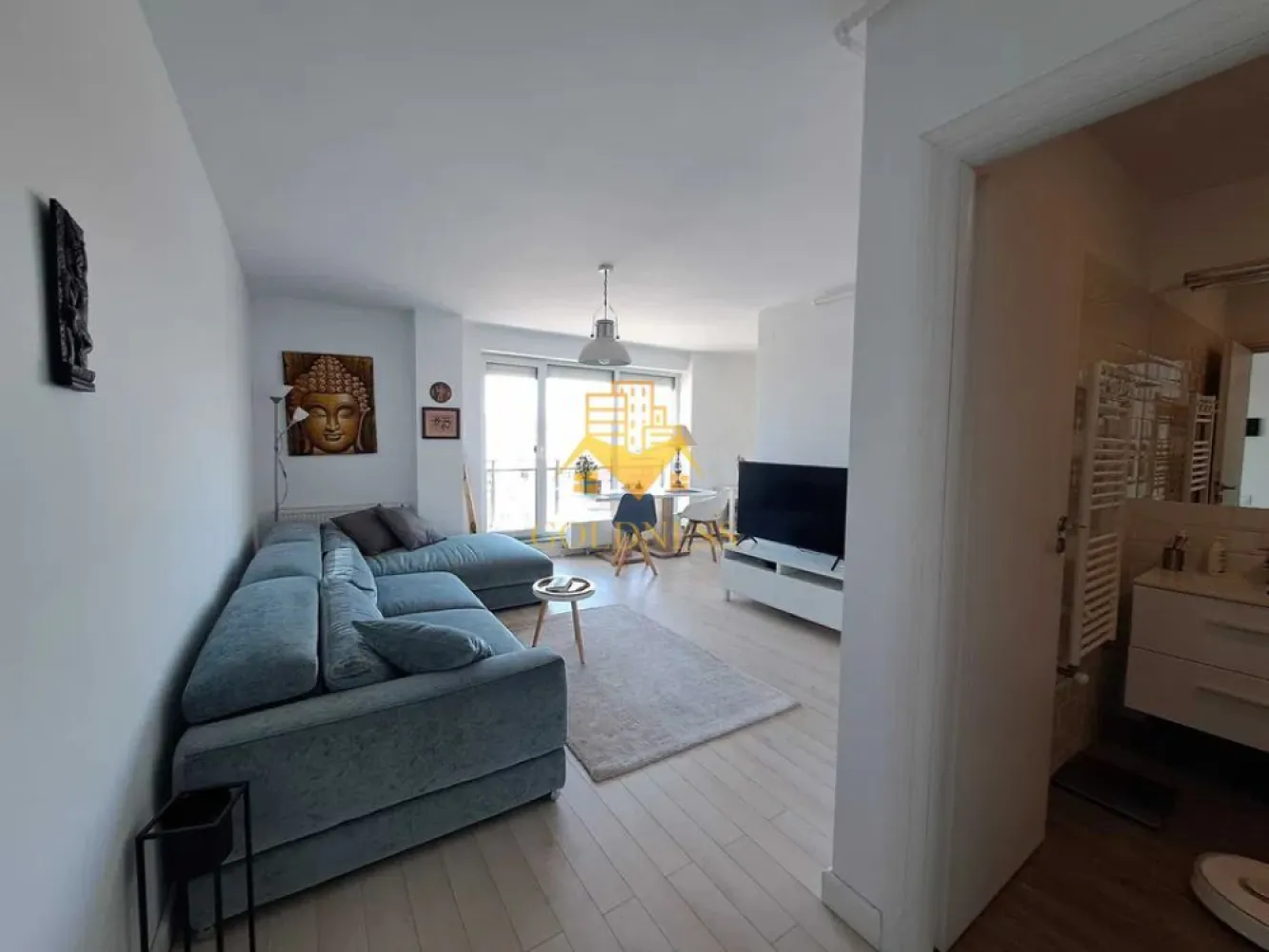 2 camere, Marasti, Zona Dorobantilor, FSEGA, Gheorgheni, Iulius Mall - GOLDNESS Imobiliare vă propune spre închiriere un apartament cu 2 camere complet mobilat și utilat, la etajul 3 într-un imobil de 4 etaje, în Cartierul Marasti.
Se află în apropierea stațiilor de transport în comun, magazine, restaurante, spații verzi, farmacii, etc. 

Apartamentul este compartimentat astfel:
 - dormitor cu pat matrimonial, dressing, noptiere
 - living cu bucatarie open space complet utilată și mobilată, canapea extensibilă, loc de servit masa 
 - baie dus walk-in,, calorifer port prosop și dulap pentru depozitare.
 - balcon 7 mp .

Imobilul este dotat cu toate cele necesare- centrală proprie, frigider, aragaz, hotă, mașină de spălat haine, etc. 

Dacă sunteți interesați de acest apartament și doriți să îl vizionați, dar și pentru alte oferte nu ezitați să ne contactați telefonic sau prin e-mail. Vă stăm la dispoziție!
Pentru intermediere se percepe un comision de 50% din prețul chiriei!
