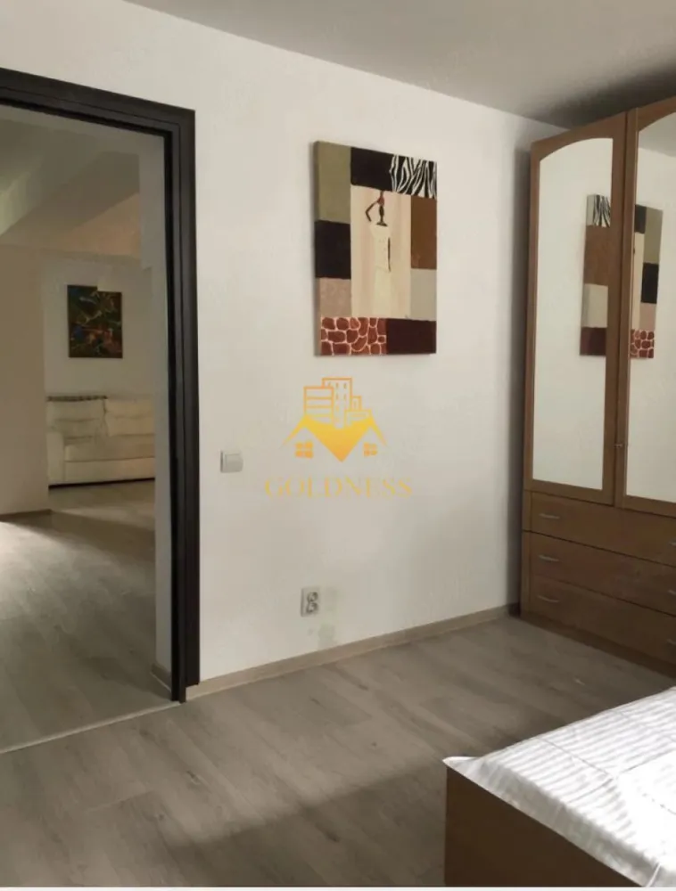 1 camera, Zorilor, Frunzișului, Bloc nou, Romstal, Observatorului - GOLDNESS Imobiliare vă propune spre închiriere un apartament cu 1 camere complet mobilat și utilat, la Demisol într-un imobil de 5 etaje, în Cartierul Zorilor.
Se află în apropierea stațiilor de transport în comun, magazine, restaurante, spații verzi, farmacii, etc. 

Apartamentul este compartimentat astfel:
 - camera cu pat matrimonial, dressing, noptiere
 - bucătărie complet utilată și mobilată, loc de servit masa 
 - baie cu cabina de dus, calorifer port prosop și dulap pentru depozitare.

Imobilul este dotat cu toate cele necesare- centrală proprie, frigider, aragaz, hotă, mașină de spălat haine, etc. 

Dacă sunteți interesați de acest apartament și doriți să îl vizionați, dar și pentru alte oferte nu ezitați să ne contactați telefonic sau prin e-mail. Vă stăm la dispoziție!
Pentru intermediere se percepe un comision de 50% din prețul chiriei!
