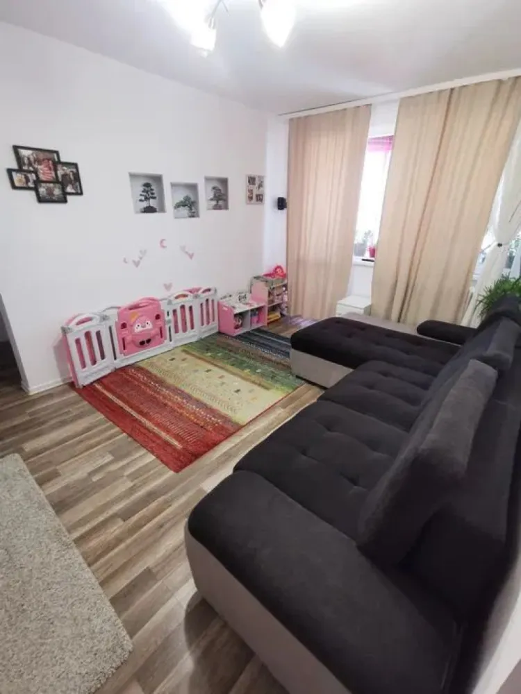 Apartament de vânzare 2 Camere – Bd. Alexandru Obregia - 50 mp - Apartament 2 camere de vânzare – Bd. Alexandru Obregia, Sector 4 

Vă ofer spre vânzare un apartament de 2 camere, luminos și bine întreținut, situat pe Bulevardul Alexandru Obregia, într-o zonă cu acces facil către toate punctele de interes din Sectorul 4. Este o alegere excelentă atât pentru locuit, cât și pentru investiție.

Apartamentul are o suprafață utilă de 50 mp, compartimentare semidecomandată și este situat la etajul 10 / 10. Beneficiază de balcon și de lumină naturală pe tot parcursul zilei, iar poziționarea la ultimul etaj oferă mai multă liniște și o priveliște deschisă.

Locuința este îngrijită și se vinde complet mobilată, fiind pregătită pentru mutare imediată. În plus, locul de parcare este inclus și achitat pentru anul în curs, un avantaj important într-o zonă atât de căutată.

În imediata apropiere se găsesc piață, bănci, magazine, școală, creșă și grădiniță. De asemenea, accesul către centre comerciale precum Grand Arena și Sun Plaza este rapid și facil, iar mijloacele de transport sunt la îndemână.

Detalii proprietate:
2 camere
Suprafață utilă: 50 mp
Compartimentare semidecomandată
Etaj 10 / 10
An construcție: 1970
Balcon
Mobilat

Loc de parcare pentru anul 2026, achitat.

85000 e neg.

Pentru mai multe informații sau pentru programarea unei vizionări, vă rog să mă contactați în privat.

tel. 0751454742

alexximob estate - comision 800 e