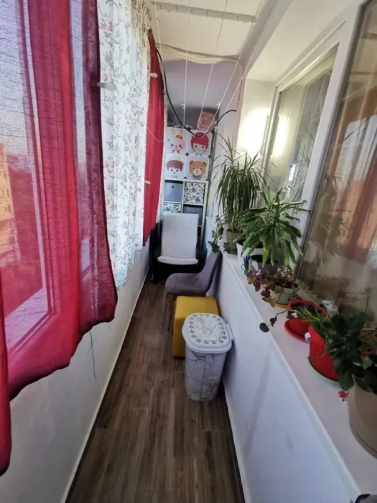 Apartament de vânzare 2 Camere – Bd. Alexandru Obregia - 50 mp - Apartament 2 camere de vânzare – Bd. Alexandru Obregia, Sector 4 

Vă ofer spre vânzare un apartament de 2 camere, luminos și bine întreținut, situat pe Bulevardul Alexandru Obregia, într-o zonă cu acces facil către toate punctele de interes din Sectorul 4. Este o alegere excelentă atât pentru locuit, cât și pentru investiție.

Apartamentul are o suprafață utilă de 50 mp, compartimentare semidecomandată și este situat la etajul 10 / 10. Beneficiază de balcon și de lumină naturală pe tot parcursul zilei, iar poziționarea la ultimul etaj oferă mai multă liniște și o priveliște deschisă.

Locuința este îngrijită și se vinde complet mobilată, fiind pregătită pentru mutare imediată. În plus, locul de parcare este inclus și achitat pentru anul în curs, un avantaj important într-o zonă atât de căutată.

În imediata apropiere se găsesc piață, bănci, magazine, școală, creșă și grădiniță. De asemenea, accesul către centre comerciale precum Grand Arena și Sun Plaza este rapid și facil, iar mijloacele de transport sunt la îndemână.

Detalii proprietate:
2 camere
Suprafață utilă: 50 mp
Compartimentare semidecomandată
Etaj 10 / 10
An construcție: 1970
Balcon
Mobilat

Loc de parcare pentru anul 2026, achitat.

85000 e neg.

Pentru mai multe informații sau pentru programarea unei vizionări, vă rog să mă contactați în privat.

tel. 0751454742

alexximob estate - comision 800 e