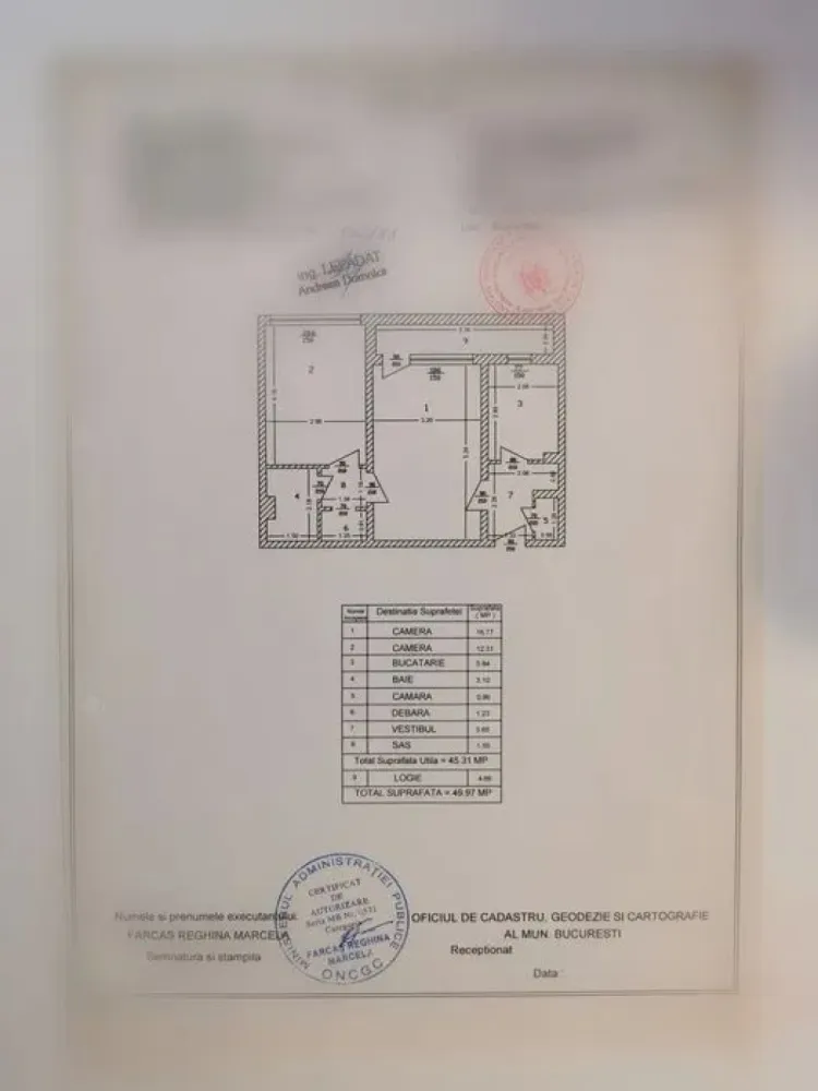 Apartament de vânzare 2 Camere – Bd. Alexandru Obregia - 50 mp - Apartament 2 camere de vânzare – Bd. Alexandru Obregia, Sector 4 

Vă ofer spre vânzare un apartament de 2 camere, luminos și bine întreținut, situat pe Bulevardul Alexandru Obregia, într-o zonă cu acces facil către toate punctele de interes din Sectorul 4. Este o alegere excelentă atât pentru locuit, cât și pentru investiție.

Apartamentul are o suprafață utilă de 50 mp, compartimentare semidecomandată și este situat la etajul 10 / 10. Beneficiază de balcon și de lumină naturală pe tot parcursul zilei, iar poziționarea la ultimul etaj oferă mai multă liniște și o priveliște deschisă.

Locuința este îngrijită și se vinde complet mobilată, fiind pregătită pentru mutare imediată. În plus, locul de parcare este inclus și achitat pentru anul în curs, un avantaj important într-o zonă atât de căutată.

În imediata apropiere se găsesc piață, bănci, magazine, școală, creșă și grădiniță. De asemenea, accesul către centre comerciale precum Grand Arena și Sun Plaza este rapid și facil, iar mijloacele de transport sunt la îndemână.

Detalii proprietate:
2 camere
Suprafață utilă: 50 mp
Compartimentare semidecomandată
Etaj 10 / 10
An construcție: 1970
Balcon
Mobilat

Loc de parcare pentru anul 2026, achitat.

85000 e neg.

Pentru mai multe informații sau pentru programarea unei vizionări, vă rog să mă contactați în privat.

tel. 0751454742

alexximob estate - comision 800 e