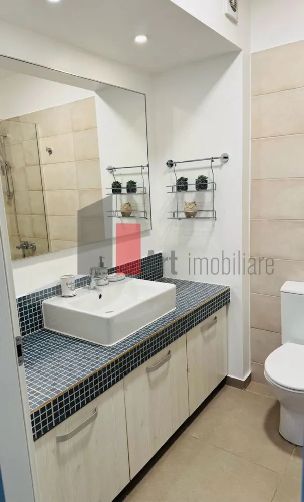 Apartament 2 camere Politehnica Park Residence, Grozăvești - Spre vânzare apartament de 2 camere situat în cadrul complexului Politehnica Park Residence, într-o zonă foarte bine conectată și apreciată atât pentru locuit, cât și pentru investiții.

Apartamentul are o suprafață de 50 mp și este compartimentat semidecomandat, cu bucătărie separată, oferind un plus de confort și funcționalitate. Este amplasat la etajul 4 al imobilului și se vinde complet mobilat și utilat, fiind pregătit pentru mutare imediată.

Locuința beneficiază de un spațiu bine organizat, lumină naturală și acces rapid către metrou, aflat la aproximativ 7 minute de mers pe jos, precum și către centre comerciale, campusul Politehnica și principalele puncte de interes din zonă.

Caracteristici:
 2 camere
 50 mp utili
 Bucătărie separată
 Compartimentare semidecomandată
 Etaj 4 din 9
 Se vinde mobilat și utilat
 Aproximativ 7 minute până la metrou
 Complex modern și bine întreținut

Ideal pentru locuință proprie sau investiție.

Pentru detalii suplimentare și vizionări, vă stau la dispoziție.