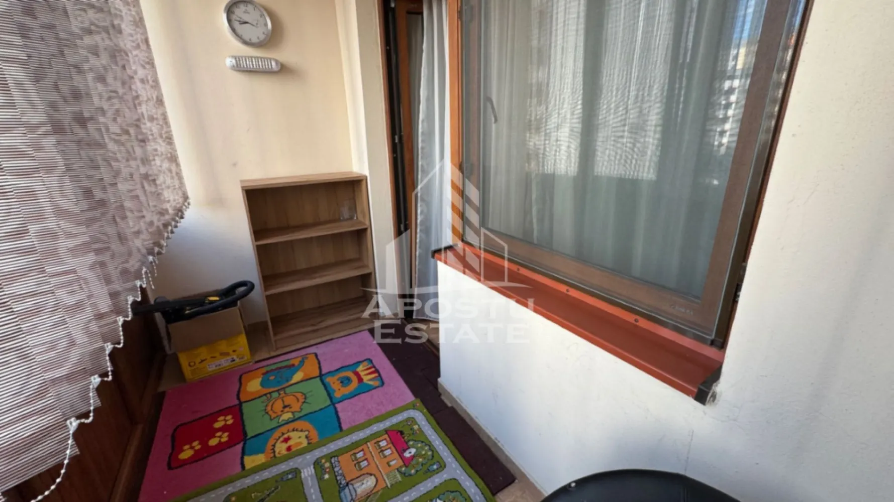 Apartament cu 3 camere, de inchiriat, zona Torontal, Timisoara - APOSTU ESTATE va propune spre inchiriat un apartament modern cu 3 camere, 2 bai, situat la etajul 2/6, zona Calea Torontalului

Imobilul se intinde pe o suprafata utila de 80mp + 15 terasa si este compartimentat astfel:

- hol de acces

- living spatios cu buctarie si iesire pe terasa

- 2 dormitoare dintre care unul cu balcon

- baie cu cada

- baie cu cabina de dus
- terasa de 5mp inchisa
-terasa de 10mp deschisa

Confortul termic se realizeaza prin intermediul centralei termice pe gaz si a aparatului de aer conditionat.

Blocul detine si un parc privat cu acces din interior (2800mp), locuri de joaca si gratar

- Spital Premiere

- VOX

- OMW

- Supermarket Lidl, Auchan, Metro, Carrefour, Profi

- Iulius Town

- Mijloace de transport in comun

Loc de parcare subteran, inclus in pret

Preţ: 700€
Garanţie: echivalentul unei luni de chirie
Va asteptam cu drag la o vizionare!

ID intern: CP3126896!