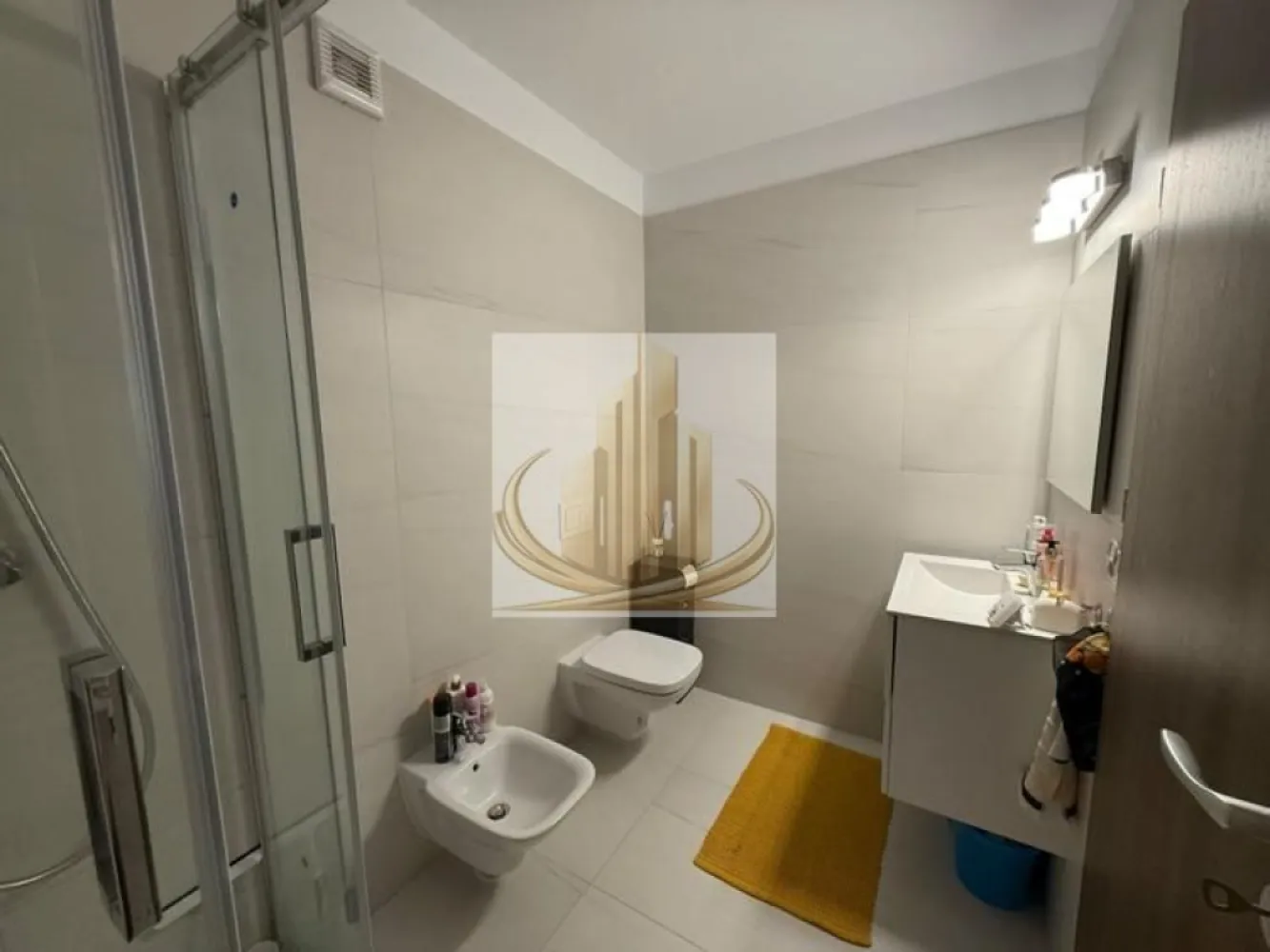 Ap 1 cam cochet | Etaj 11, vedere panoramica | Soarelui | Investitie - Echipa Grand Mobilis Imobiliare vă propune spre vânzare un apartament modern și elegant, situat pe Bulevardul Liviu Rebreanu, într-una dintre cele mai bine conectate și apreciate zone ale orașului.

Cu o suprafață utilă de 36 mp, la care se adaugă balconul, proprietatea impresionează prin compartimentarea eficientă, designul modern și priveliștea panoramică spectaculoasă asupra orașului, beneficiind de ferestre mari care oferă lumină naturală din abundență pe tot parcursul zilei.

Apartamentul a fost amenajat cu materiale de calitate, atenție la detalii și mult bun gust, fiecare spațiu fiind optimizat inteligent pentru a oferi confort și funcționalitate. Mobilierul realizat la comandă, finisajele moderne și atmosfera primitoare transformă această proprietate într-o locuință gata de mutare imediată.

Se vinde complet mobilat și utilat, fiind echipat cu:

bucătărie complet utilată cu electrocasnice Gorenje, Hansa și Beko;
centrală termică proprie Ariston;
aparat de aer condiționat Romstal;
mobilier modern realizat la comandă;
numeroase spații de depozitare inteligent integrate.

Poziționarea reprezintă unul dintre cele mai importante atuuri ale proprietății. Apartamentul este situat într-o zonă extrem de bine conectată, având în imediata apropiere:

școli și grădinițe;
universități și centre educaționale;
Complexul Studențesc la aproximativ 4 minute distanță;
magazine și supermarketuri;
restaurante și cafenele;
săli de fitness;
stadion de fotbal, terenuri de tenis și bazin de înot;
mijloace de transport în comun;
acces rapid către principalele puncte de interes ale orașului.

De asemenea, proprietatea este o alegere excelentă pentru medici rezidenți sau personal medical, datorită proximității față de Spitalul Județean, Casa Austria și Spitalul Regina Maria.

Datorită poziției premium, aspectului modern și costurilor reduse de întreținere, apartamentul este ideal pentru un cuplu, un student sau o persoană activă care își dorește confort și accesibilitate. Totodată, reprezintă o oportunitate foarte bună de investiție, proprietăți similare din zonă fiind închiriate în mod frecvent la valori cuprinse între 400 și 450 euro/lună.

Pentru cei care își doresc un plus de confort, există posibilitatea achiziționării separate a unui loc de parcare, atât suprateran, cât și subteran.

O proprietate care îmbină perfect designul modern, vederea spectaculoasă asupra orașului și avantajele unei locații excelente, într-una dintre cele mai căutate zone din Timișoara.

Pentru mai multe detalii sau programarea unei vizionări, echipa Grand Mobilis Imobiliare vă stă cu drag la dispoziție. 
ID Intern: CP3128411