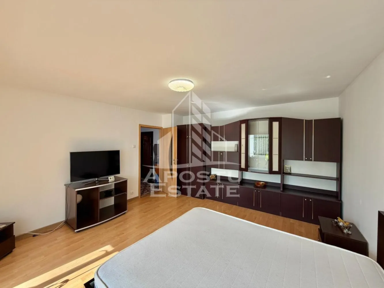 Apartament cu 2 camere de inchiriat, petfriendly, Fabric, Timisoara - Agentia imobiliara APOSTU ESTATE va propune spre inchiriere un apartament spațios si luminos, cu 2 camere situat intr-o zona bine conectata a orasului, potrivit pentru cupluri sau familii la inceput de drum.
Suprafata utila: 70 mp

Compartimentare eficienta:
-Bucatarie complet mobilata si utilata, cu loc de luat masa
-Living luminos si spatios
-Baie dotata cu cabina de dus

Confort si facilitati:
-Aer conditionat in ambele camere
-Centrala proprie pe gaz
-Masina de spalat rufe
-Masina de spalat vase
-Se accepta ANIMALE DE COMPANIE de talie mica de catre proprietar

Localizare:
Timis, Timisoara, zona Fabric, la o distanta de 15 min mers pe jos de Universitatea de Medicina

Ideal pentru:
-Cupluri
-Studenti
-Familii la inceput de drum

Pret chirie lunara: 400 euro
Disponibilitate: imediata
Va asteptam la o vizionare sa va imaginati viitorul aici!
ID intern: CP3128740