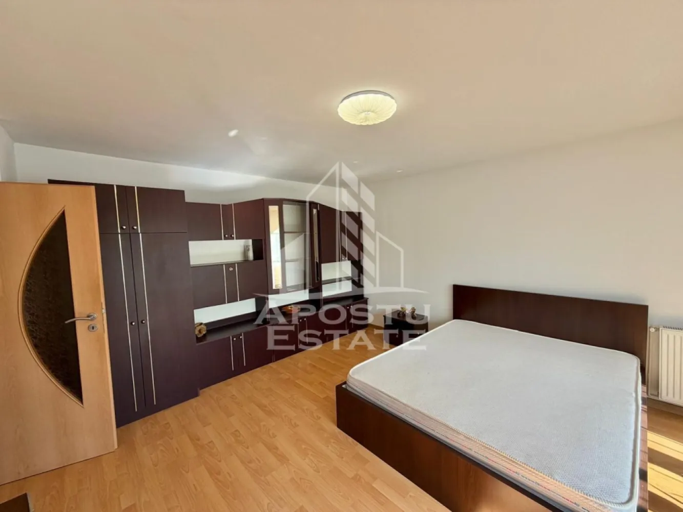 Apartament cu 2 camere de inchiriat, petfriendly, Fabric, Timisoara - Agentia imobiliara APOSTU ESTATE va propune spre inchiriere un apartament spațios si luminos, cu 2 camere situat intr-o zona bine conectata a orasului, potrivit pentru cupluri sau familii la inceput de drum.
Suprafata utila: 70 mp

Compartimentare eficienta:
-Bucatarie complet mobilata si utilata, cu loc de luat masa
-Living luminos si spatios
-Baie dotata cu cabina de dus

Confort si facilitati:
-Aer conditionat in ambele camere
-Centrala proprie pe gaz
-Masina de spalat rufe
-Masina de spalat vase
-Se accepta ANIMALE DE COMPANIE de talie mica de catre proprietar

Localizare:
Timis, Timisoara, zona Fabric, la o distanta de 15 min mers pe jos de Universitatea de Medicina

Ideal pentru:
-Cupluri
-Studenti
-Familii la inceput de drum

Pret chirie lunara: 400 euro
Disponibilitate: imediata
Va asteptam la o vizionare sa va imaginati viitorul aici!
ID intern: CP3128740
