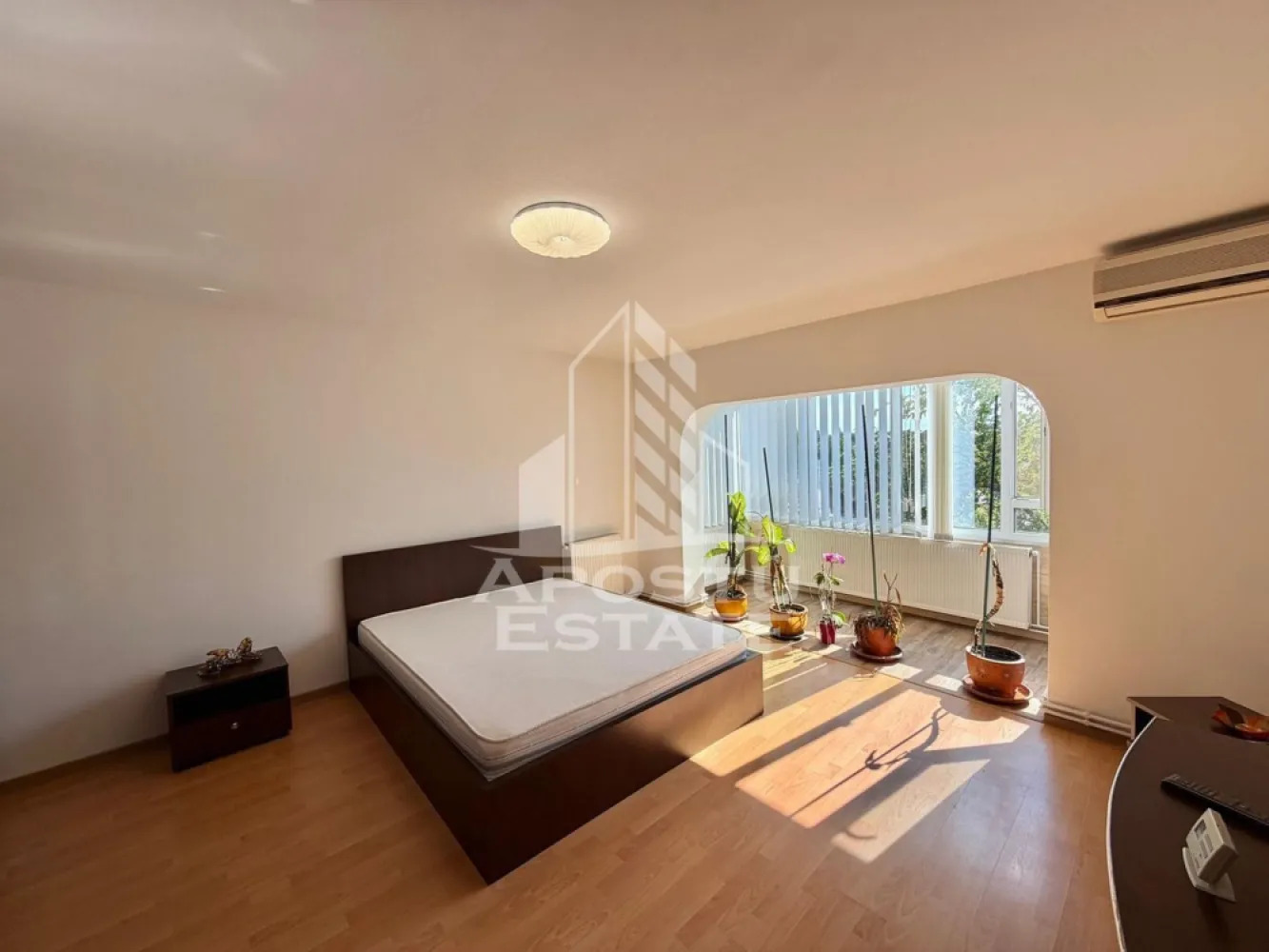 Apartament cu 2 camere de inchiriat, petfriendly, Fabric, Timisoara - Agentia imobiliara APOSTU ESTATE va propune spre inchiriere un apartament spațios si luminos, cu 2 camere situat intr-o zona bine conectata a orasului, potrivit pentru cupluri sau familii la inceput de drum.
Suprafata utila: 70 mp

Compartimentare eficienta:
-Bucatarie complet mobilata si utilata, cu loc de luat masa
-Living luminos si spatios
-Baie dotata cu cabina de dus

Confort si facilitati:
-Aer conditionat in ambele camere
-Centrala proprie pe gaz
-Masina de spalat rufe
-Masina de spalat vase
-Se accepta ANIMALE DE COMPANIE de talie mica de catre proprietar

Localizare:
Timis, Timisoara, zona Fabric, la o distanta de 15 min mers pe jos de Universitatea de Medicina

Ideal pentru:
-Cupluri
-Studenti
-Familii la inceput de drum

Pret chirie lunara: 400 euro
Disponibilitate: imediata
Va asteptam la o vizionare sa va imaginati viitorul aici!
ID intern: CP3128740
