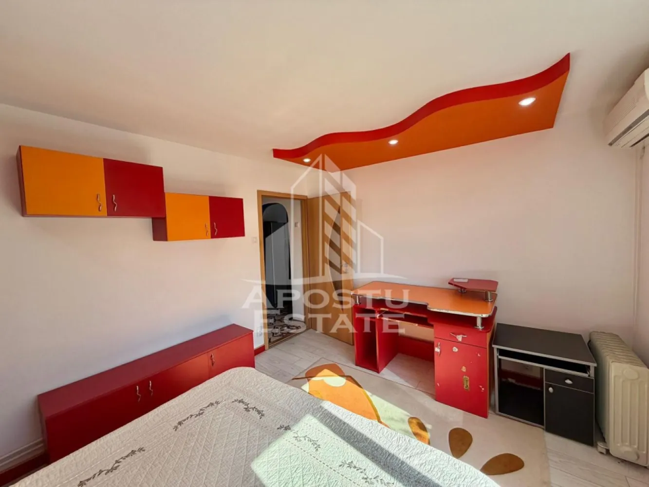 Apartament cu 2 camere de inchiriat, petfriendly, Fabric, Timisoara - Agentia imobiliara APOSTU ESTATE va propune spre inchiriere un apartament spațios si luminos, cu 2 camere situat intr-o zona bine conectata a orasului, potrivit pentru cupluri sau familii la inceput de drum.
Suprafata utila: 70 mp

Compartimentare eficienta:
-Bucatarie complet mobilata si utilata, cu loc de luat masa
-Living luminos si spatios
-Baie dotata cu cabina de dus

Confort si facilitati:
-Aer conditionat in ambele camere
-Centrala proprie pe gaz
-Masina de spalat rufe
-Masina de spalat vase
-Se accepta ANIMALE DE COMPANIE de talie mica de catre proprietar

Localizare:
Timis, Timisoara, zona Fabric, la o distanta de 15 min mers pe jos de Universitatea de Medicina

Ideal pentru:
-Cupluri
-Studenti
-Familii la inceput de drum

Pret chirie lunara: 400 euro
Disponibilitate: imediata
Va asteptam la o vizionare sa va imaginati viitorul aici!
ID intern: CP3128740