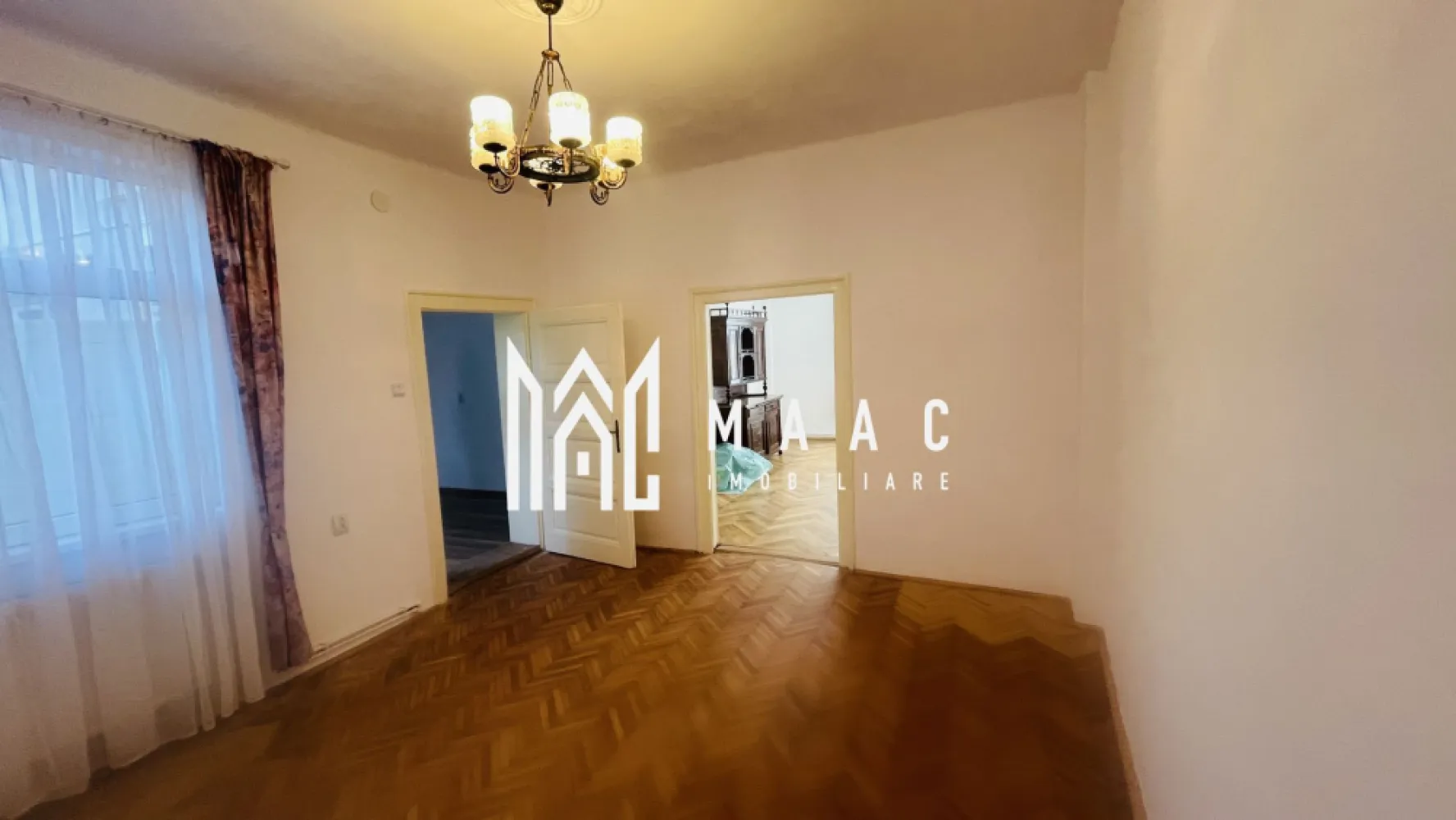 Apartament 2 camere I Centrala I Pretabil spatiu comercial - MAAC Imobiliare va propune spre vanzare apartament la casa situat in zona centrala.

Apartamentul este situat la parter, avand o suprafata utila de 55 mp, compartimentati astfel:

-Dormitor
-Living
-Bucatarie 
-Baie

Apartamentul se preda la cheie.

Pentru mai multe detalii astept telefonul dumneavoastra cu specificatia ca ati vazut anuntul CP1458793 .