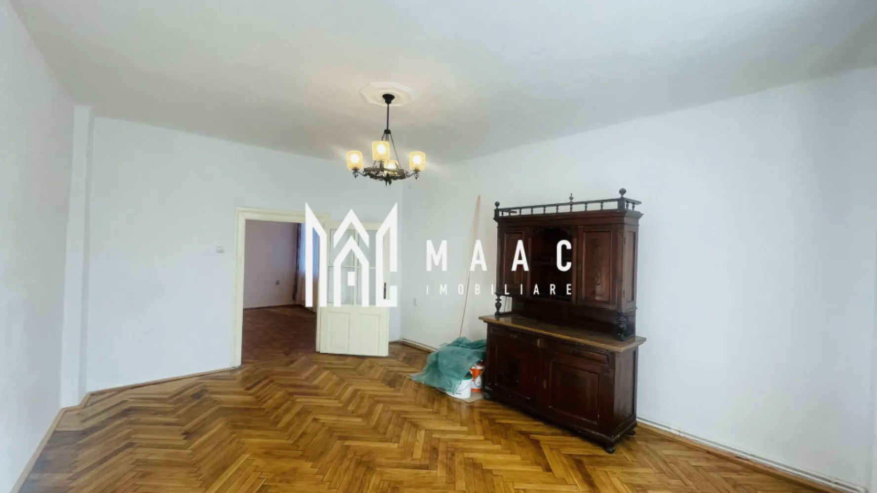 Apartament 2 camere I Centrala I Pretabil spatiu comercial - MAAC Imobiliare va propune spre vanzare apartament la casa situat in zona centrala.

Apartamentul este situat la parter, avand o suprafata utila de 55 mp, compartimentati astfel:

-Dormitor
-Living
-Bucatarie 
-Baie

Apartamentul se preda la cheie.

Pentru mai multe detalii astept telefonul dumneavoastra cu specificatia ca ati vazut anuntul CP1458793 .