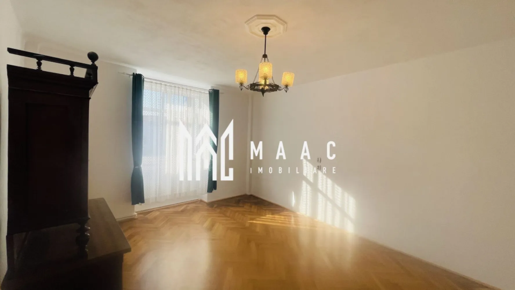 Apartament 2 camere I Centrala I Pretabil spatiu comercial - MAAC Imobiliare va propune spre vanzare apartament la casa situat in zona centrala.

Apartamentul este situat la parter, avand o suprafata utila de 55 mp, compartimentati astfel:

-Dormitor
-Living
-Bucatarie 
-Baie

Apartamentul se preda la cheie.

Pentru mai multe detalii astept telefonul dumneavoastra cu specificatia ca ati vazut anuntul CP1458793 .