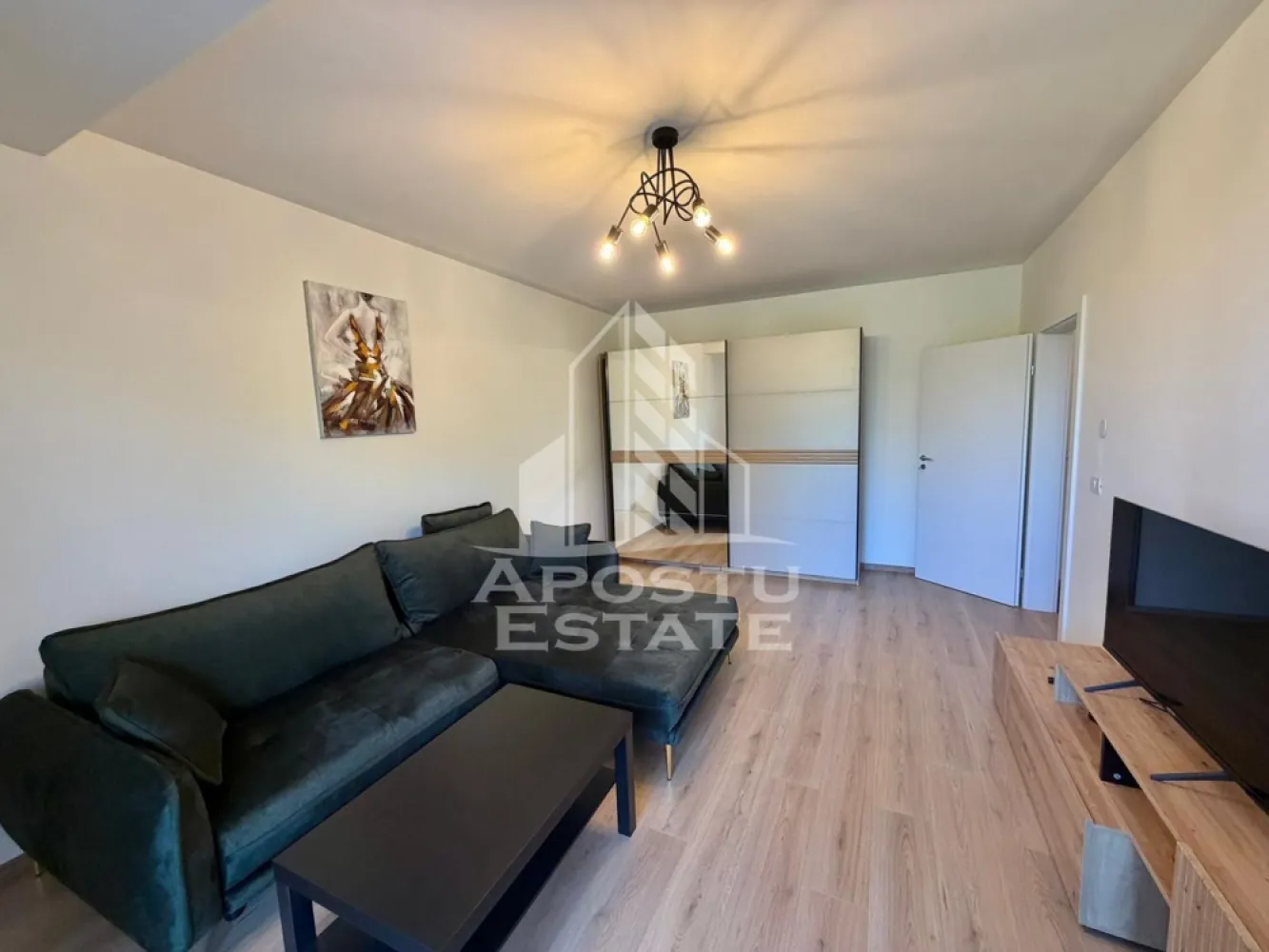 Apartament 2 camere de inchiriat,prima inchiriere, Aradului, Timisoara - Agentia imobiliara APOSTU ESTATE va propune spre inchiriere intr-un bloc nou cu lift si parcare subterana un apartament cu 2 camere spatios si luminos, situat in Timisoara, zona Calea Aradului, ca punct de reper apropiat benzinaria OMV. Acest apartament se preteaza pentru cupluri, persoane singure sau familii la inceput de drum.
Etaj: 1
Suprafata utila: 54 mp

Compartimentare eficienta:
-Bucatarie inchisa complet mobilata si utilata, cu loc de luat masa
-Living luminos si spatios
-Dormitor complet mobilat si utilat
-Baie prevazuta cu cada 

Confort si facilitati:
-Loc de parcare inclus in pret
-Masina de spalat rufe
-Masina de spalat vase
-Aer conditionat
-Balcon
-Incalzirea apartamentului: centrala proprie (incalzire prin pardoseala)

Localizare:
-Timis, Timisoara, zona Aradului, proximitatea Facultatea de Agronomie, Auchan, OMV

Ideal pentru:
-Persoane singure
-Cupluri
-Familii la inceput de drum

Disponibilitate: imediata
Pret chirie lunara: 580 euro
Programeaza o vizionare pentru a-ti putea imagina viitorul aici!
ID intern: CP3125254