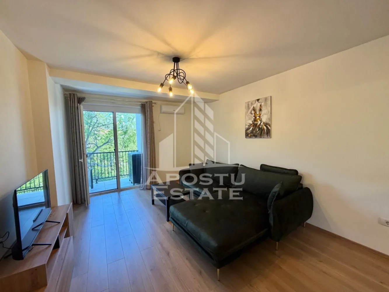Apartament 2 camere de inchiriat,prima inchiriere, Aradului, Timisoara - Agentia imobiliara APOSTU ESTATE va propune spre inchiriere intr-un bloc nou cu lift si parcare subterana un apartament cu 2 camere spatios si luminos, situat in Timisoara, zona Calea Aradului, ca punct de reper apropiat benzinaria OMV. Acest apartament se preteaza pentru cupluri, persoane singure sau familii la inceput de drum.
Etaj: 1
Suprafata utila: 54 mp

Compartimentare eficienta:
-Bucatarie inchisa complet mobilata si utilata, cu loc de luat masa
-Living luminos si spatios
-Dormitor complet mobilat si utilat
-Baie prevazuta cu cada 

Confort si facilitati:
-Loc de parcare inclus in pret
-Masina de spalat rufe
-Masina de spalat vase
-Aer conditionat
-Balcon
-Incalzirea apartamentului: centrala proprie (incalzire prin pardoseala)

Localizare:
-Timis, Timisoara, zona Aradului, proximitatea Facultatea de Agronomie, Auchan, OMV

Ideal pentru:
-Persoane singure
-Cupluri
-Familii la inceput de drum

Disponibilitate: imediata
Pret chirie lunara: 580 euro
Programeaza o vizionare pentru a-ti putea imagina viitorul aici!
ID intern: CP3125254