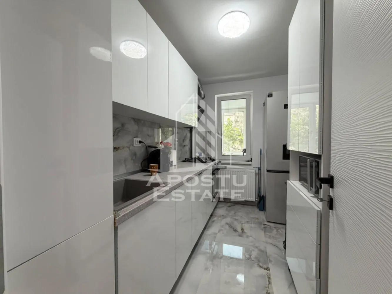 Apartament 3 camere,de vanzare,zona Dambovita, Timisoara - Agentia imobiliara APOSTU ESTATE va ofera spre vanzare un apartament cu 3 camere, localizat in judetul Timis, Timisoara, zona Dambovita

Apartamentul are o suprafata de 66mp utili +balcon si este situat la parter intr-un bloc anvelopat termic, cu 8 etaje.

- Hol de acces

- Bucatarie

-Living cu balcon inchis

- 2 Dormitoare 

- Baie cu dus si geam

-Baie de servici

Confortul termic este asigurat prin intermediul termoficarii, dar se poate monta centrala proprie pe gaz.

Zona cu numeroase facilitati si puncte de interes precum: acces rapid si usor la mijloacele de transport in comun, si alte supermarket-uri in apropiere, farmacii, institutii de invatamant, restaurante, baruri, cafenele si multe altele.

Agentia imobiliara Apostu Estate va ofera consultanta bancara gratuita prin intermediul colaboratorilor nostri pentru alegerea celui mai potrivit tip de credit, astfel incat tu sa devi noul proprietar al acestui apartament.

Va asteptam cu drag la o vizionare!
CP3124296