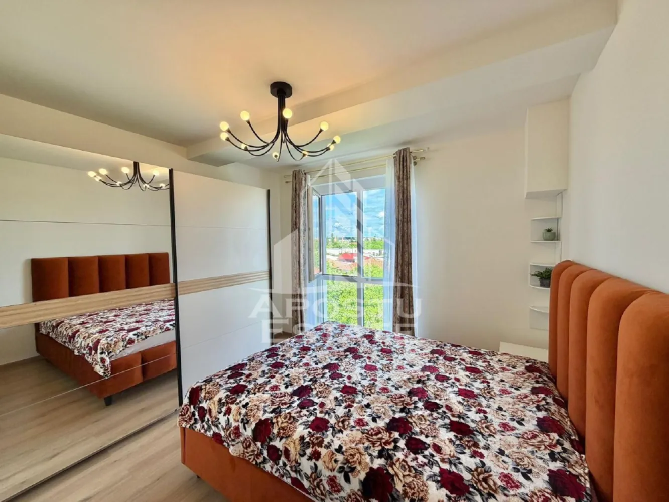 Apartament 2 camere de inchiriat,prima inchiriere, Aradului, Timisoara - Agentia imobiliara APOSTU ESTATE va propune spre inchiriere intr-un bloc nou cu lift si parcare subterana un apartament cu 2 camere spatios si luminos, situat in Timisoara, zona Calea Aradului, ca punct de reper apropiat benzinaria OMV. Acest apartament se preteaza pentru cupluri, persoane singure sau familii la inceput de drum.
Etaj: 4/5 (Lift)
Suprafata utila: 54 mp

Compartimentare eficienta:
-Bucatarie inchisa complet mobilata si utilata, cu loc de luat masa
-Living luminos si spatios
-Dormitor complet mobilat si utilat
-Baie prevazuta cu cada

Confort si facilitati:
-Loc de parcare inclus in pret
-Masina de spalat rufe
-Masina de spalat vase
-Aer conditionat
-Balcon
-Incalzirea apartamentului: centrala proprie (incalzire prin pardoseala)

Localizare:
-Timis, Timisoara, zona Aradului, proximitatea Facultatea de Agronomie, Auchan, OMV

Ideal pentru:
-Persoane singure
-Cupluri
-Familii la inceput de drum

Disponibilitate: imediata
Pret chirie lunara: 580 euro
Programeaza o vizionare pentru a-ti putea imagina viitorul aici!
ID intern: CP3128767