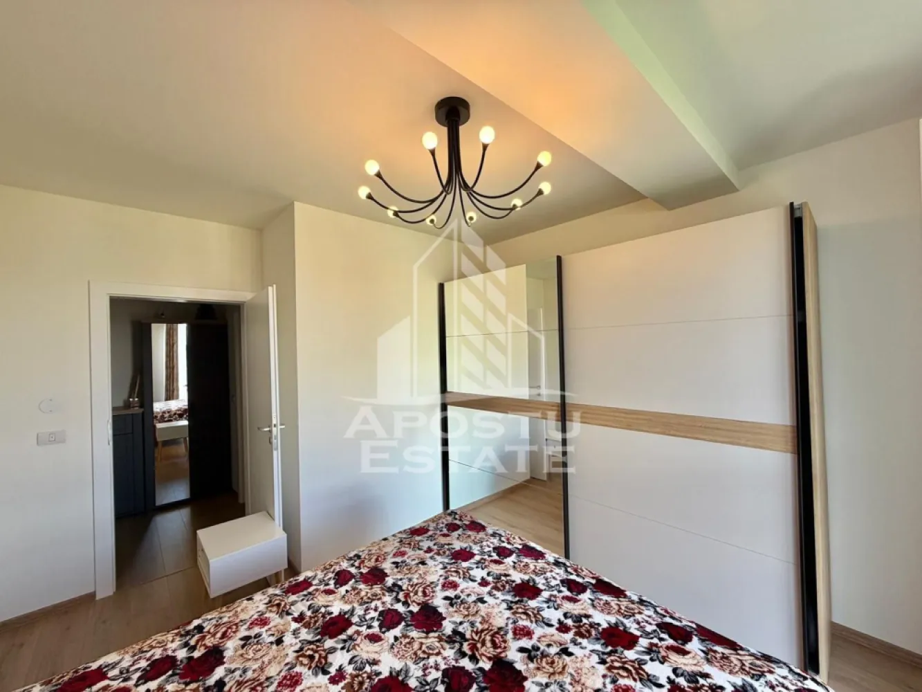 Apartament 2 camere de inchiriat,prima inchiriere, Aradului, Timisoara - Agentia imobiliara APOSTU ESTATE va propune spre inchiriere intr-un bloc nou cu lift si parcare subterana un apartament cu 2 camere spatios si luminos, situat in Timisoara, zona Calea Aradului, ca punct de reper apropiat benzinaria OMV. Acest apartament se preteaza pentru cupluri, persoane singure sau familii la inceput de drum.
Etaj: 4/5 (Lift)
Suprafata utila: 54 mp

Compartimentare eficienta:
-Bucatarie inchisa complet mobilata si utilata, cu loc de luat masa
-Living luminos si spatios
-Dormitor complet mobilat si utilat
-Baie prevazuta cu cada

Confort si facilitati:
-Loc de parcare inclus in pret
-Masina de spalat rufe
-Masina de spalat vase
-Aer conditionat
-Balcon
-Incalzirea apartamentului: centrala proprie (incalzire prin pardoseala)

Localizare:
-Timis, Timisoara, zona Aradului, proximitatea Facultatea de Agronomie, Auchan, OMV

Ideal pentru:
-Persoane singure
-Cupluri
-Familii la inceput de drum

Disponibilitate: imediata
Pret chirie lunara: 580 euro
Programeaza o vizionare pentru a-ti putea imagina viitorul aici!
ID intern: CP3128767