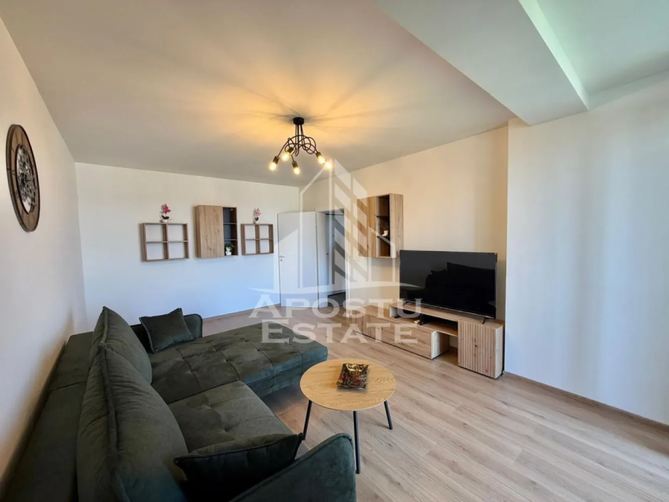 Apartament 2 camere de inchiriat,prima inchiriere, Aradului, Timisoara - Agentia imobiliara APOSTU ESTATE va propune spre inchiriere intr-un bloc nou cu lift si parcare subterana un apartament cu 2 camere spatios si luminos, situat in Timisoara, zona Calea Aradului, ca punct de reper apropiat benzinaria OMV. Acest apartament se preteaza pentru cupluri, persoane singure sau familii la inceput de drum.
Etaj: 4/5 (Lift)
Suprafata utila: 54 mp

Compartimentare eficienta:
-Bucatarie inchisa complet mobilata si utilata, cu loc de luat masa
-Living luminos si spatios
-Dormitor complet mobilat si utilat
-Baie prevazuta cu cada

Confort si facilitati:
-Loc de parcare inclus in pret
-Masina de spalat rufe
-Masina de spalat vase
-Aer conditionat
-Balcon
-Incalzirea apartamentului: centrala proprie (incalzire prin pardoseala)

Localizare:
-Timis, Timisoara, zona Aradului, proximitatea Facultatea de Agronomie, Auchan, OMV

Ideal pentru:
-Persoane singure
-Cupluri
-Familii la inceput de drum

Disponibilitate: imediata
Pret chirie lunara: 580 euro
Programeaza o vizionare pentru a-ti putea imagina viitorul aici!
ID intern: CP3128767