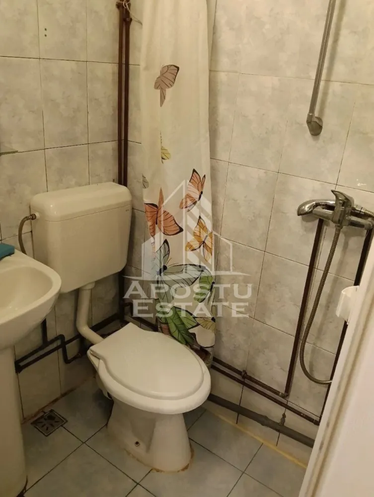 Garsoniera de inchiriat, zona Blascovici Timisoara - Agentia imobiliara APOSTU ESTATE va propune spre inchiriere o garsoniera,situata in zona Blascovici, o zona linistita si bine pozitionata in Timisoara,Timis. Potrivit pentru cupluri, tineri care isi doresc o locuinta unde sa se simta confortabil si cu acces facil catre scoli, statii de autobuz, supermarketuri , magazine de zona, parcuri.

Suprafata utila: 22mp
Compartimentare eficienta:
-Hol de acces 
-Bucatarie complet mobilata si utilata
-Dormitor mobilat si utilat
-Baia este dotata cu dus

Confort si facilitati:

-Incalzirea apartamentului: termoficare
-Apartamentul este complet mobilat si utilat

Localizare:
-Zona Blascovici, Timisoara Timis – acces facil spre magazine, supermarketuri, scoli, parcuri si mijloace de transport in comun.

Ideal pentru:

-Cupluri
-Tineri
-Studenti
-Persoane singure

Disponibilitate: imediat
Pret chirie lunara:220€
Programeaza o vizionare pentru a-ti putea imagina viitorul aici!
ID intern: CP3128389